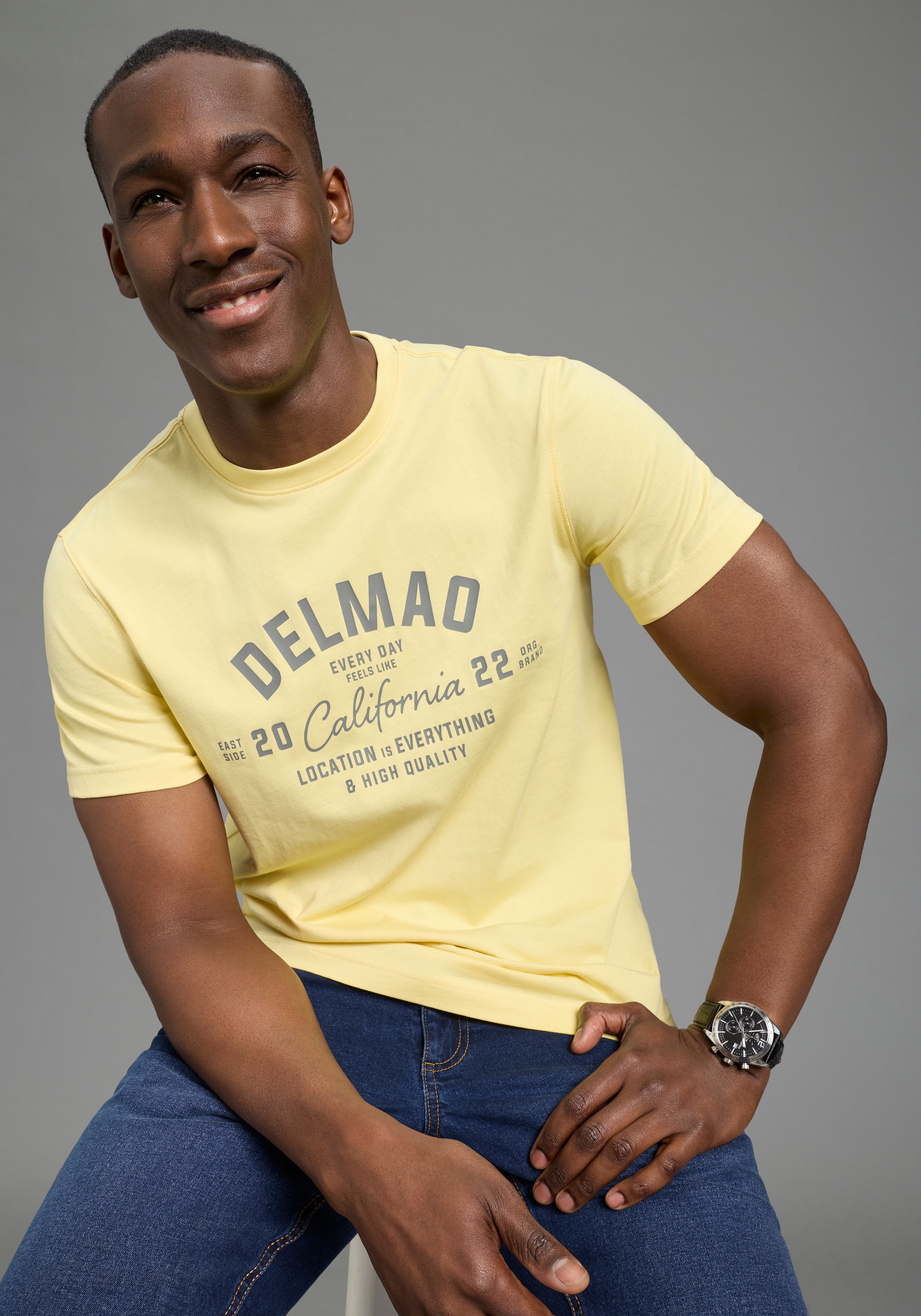 DELMAO Rundhalsshirt "Neue Kollektion" normale Passform, kurzarm, bedruckt, mit Rundhalsausschnitt