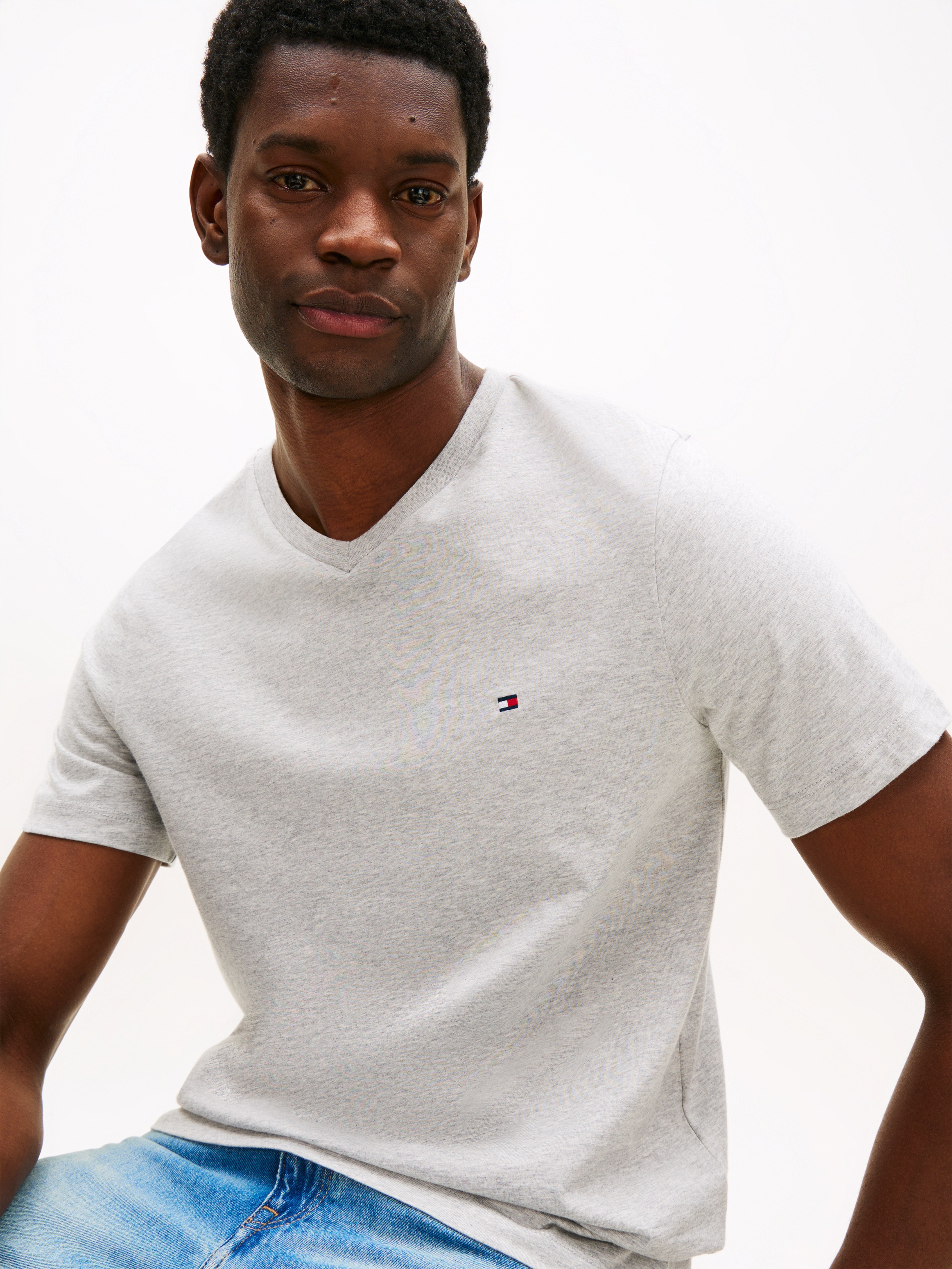 Tommy Hilfiger V-Shirt "ESSENTIAL V-NECK TEE mit V-Ausschnitt und Markenlab günstig online kaufen