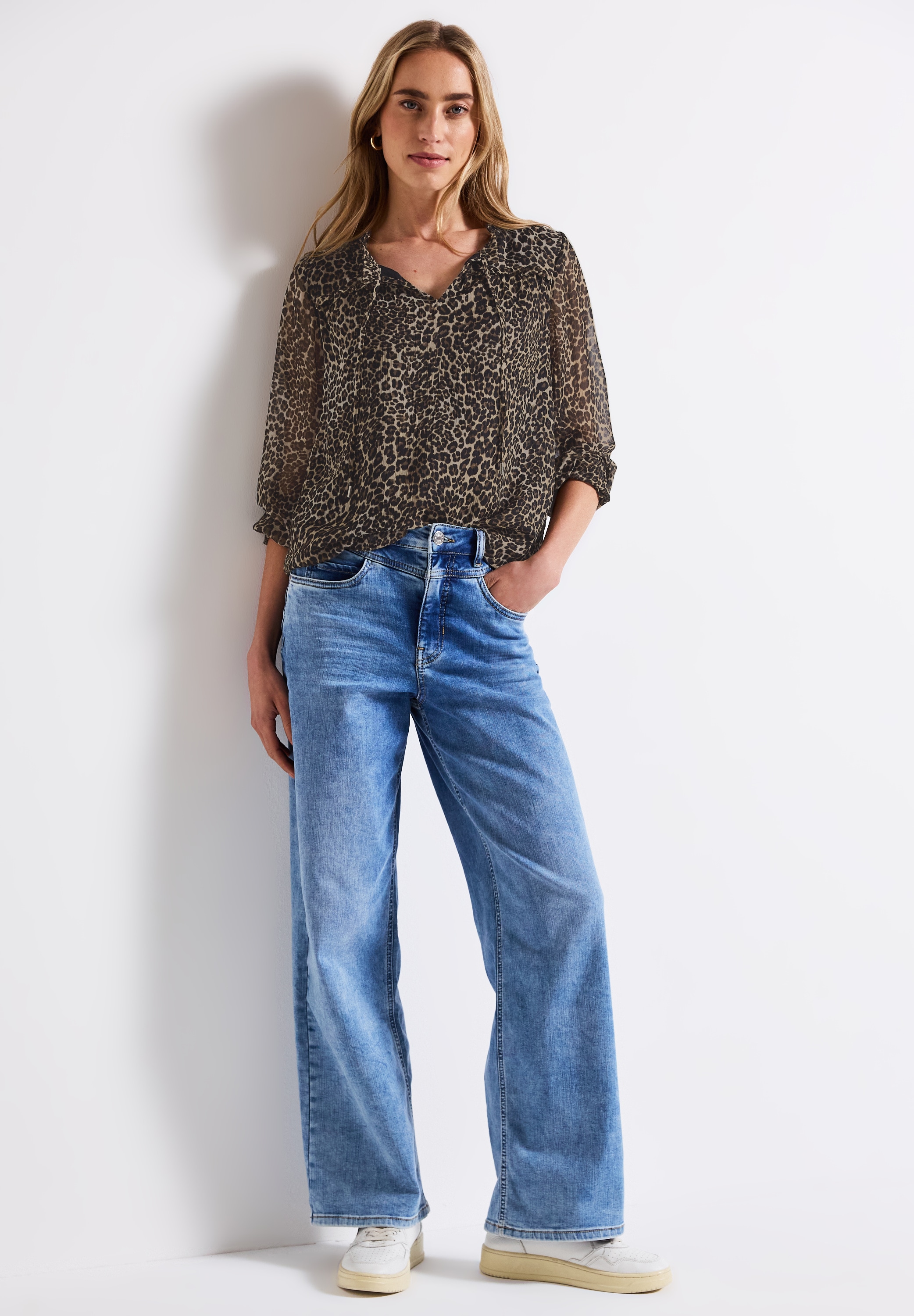 STREET ONE Chiffonbluse, mit Leo-Print, geschlitzter Ausschnitt mit Bändern