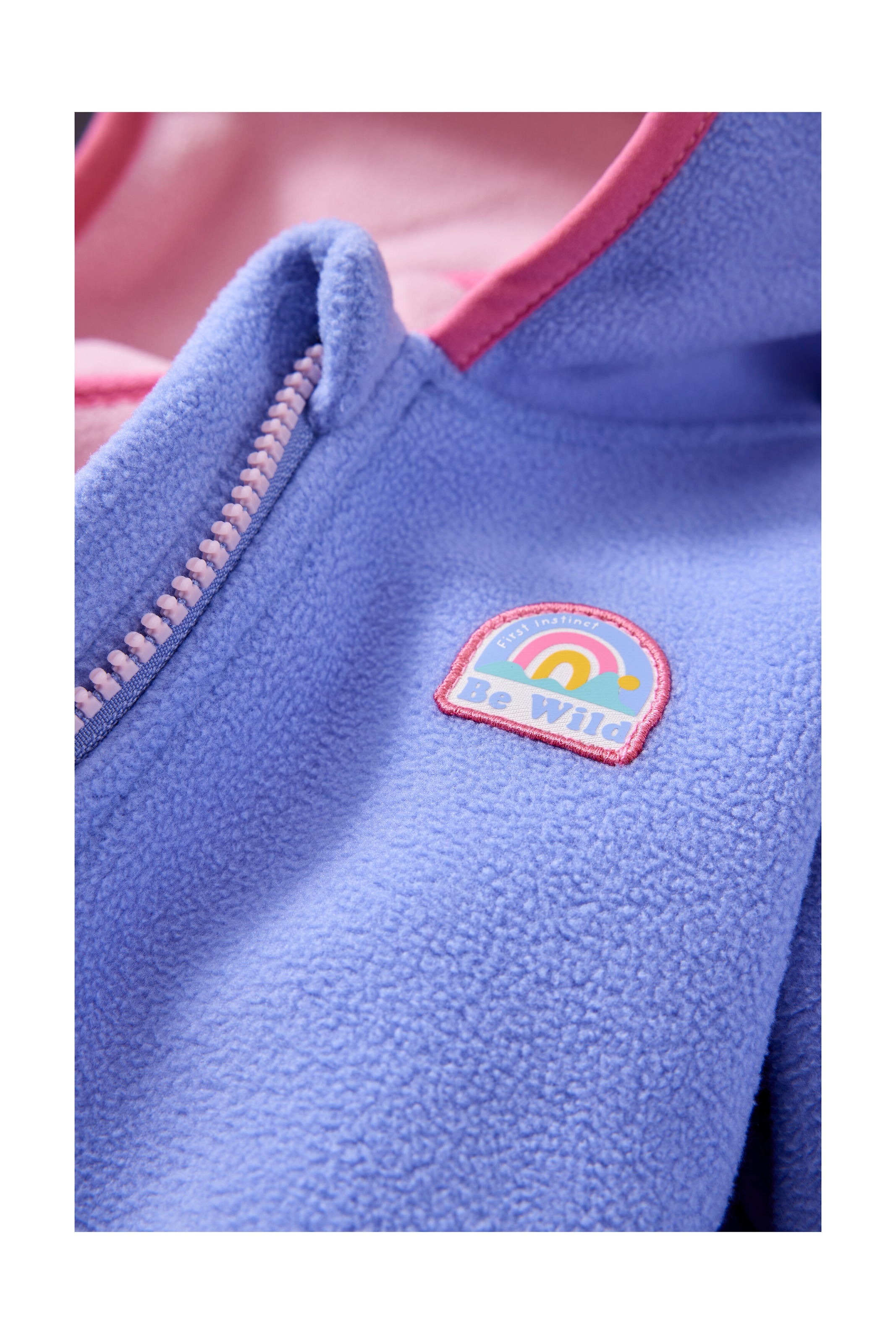 first instinct by killtec Fleecejacke »FIOS 3 MNS FLC JCKT«, Kuschelige Fleecejacke mit Kapuze, Kinnschutz u Namensetikett