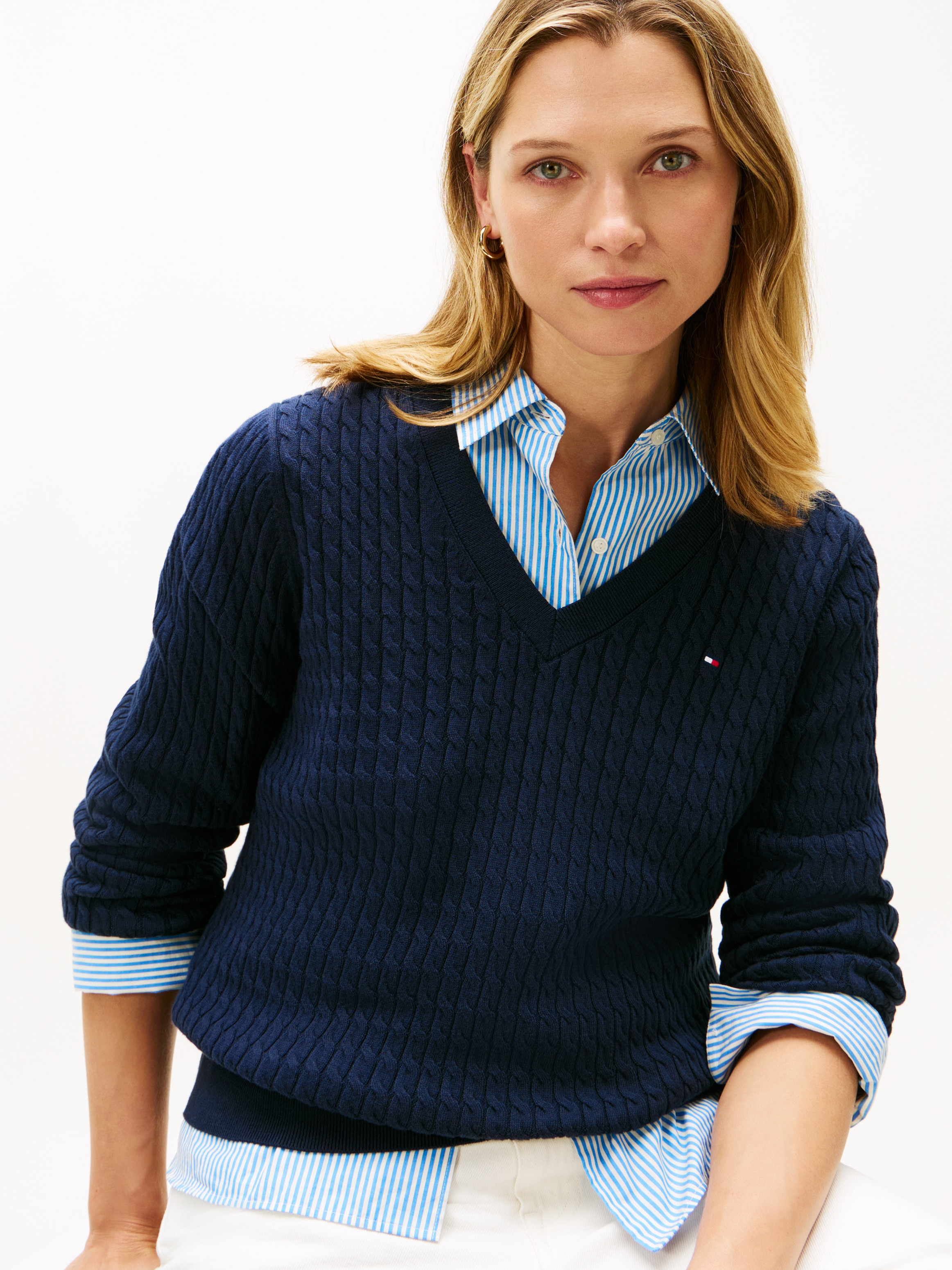 Tommy Hilfiger V-Ausschnitt-Pullover »CO CABLE V-NK LS SWT«, mit Zopfmuster, Logostickerei