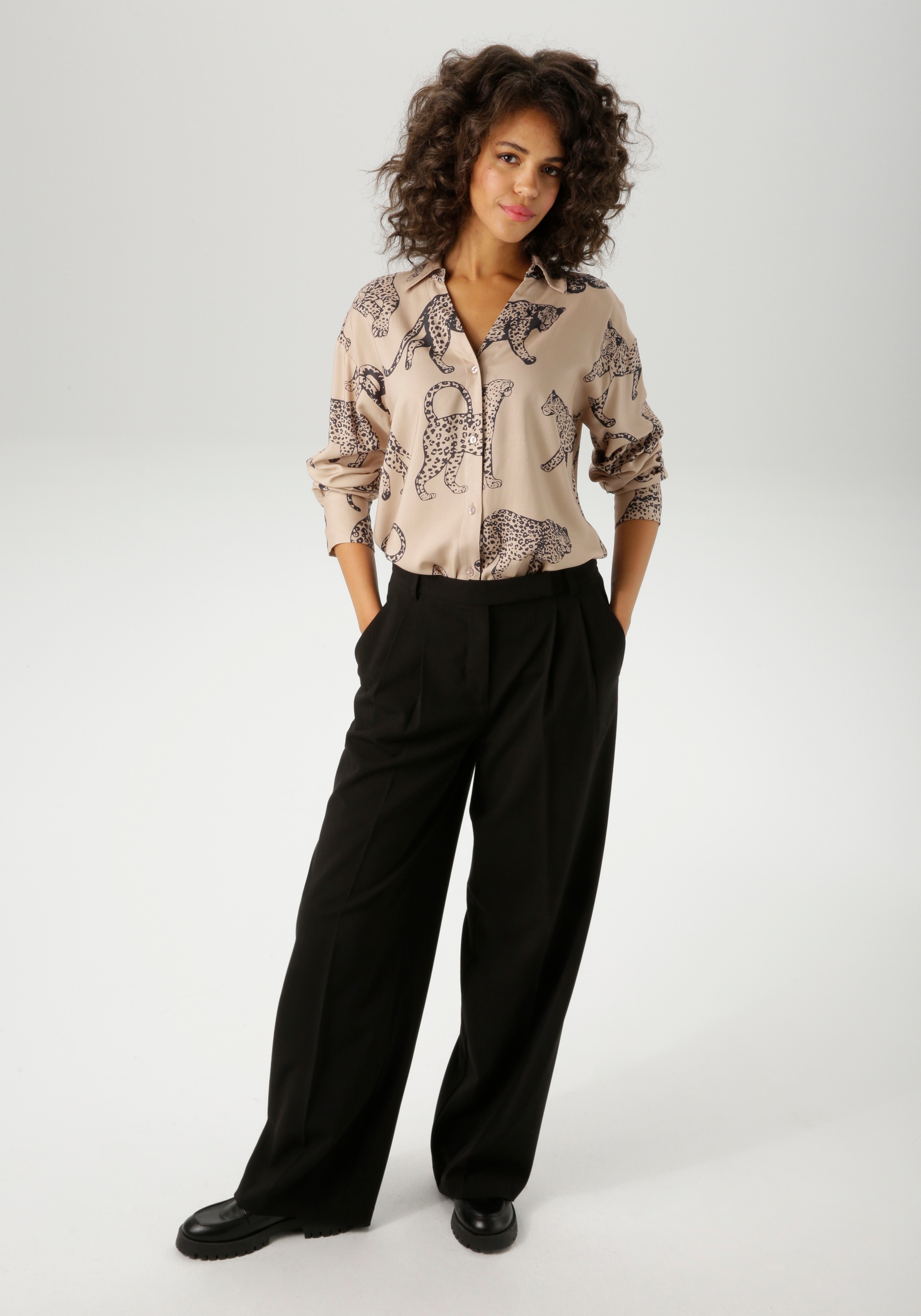 Hemdbluse ANISTON CASUAL, Damen, Gr. 44, beige (beige, schwarz), Web, Obermaterial: 100% Viskose, bedruckt, lässig geschnitten Po-bedeckend, V-Ausschnitt, 2-Knopf-Manschette, Blusen Hemdbluse, mit Leoparden bedruckt - jedes Teil ein Unikat 3