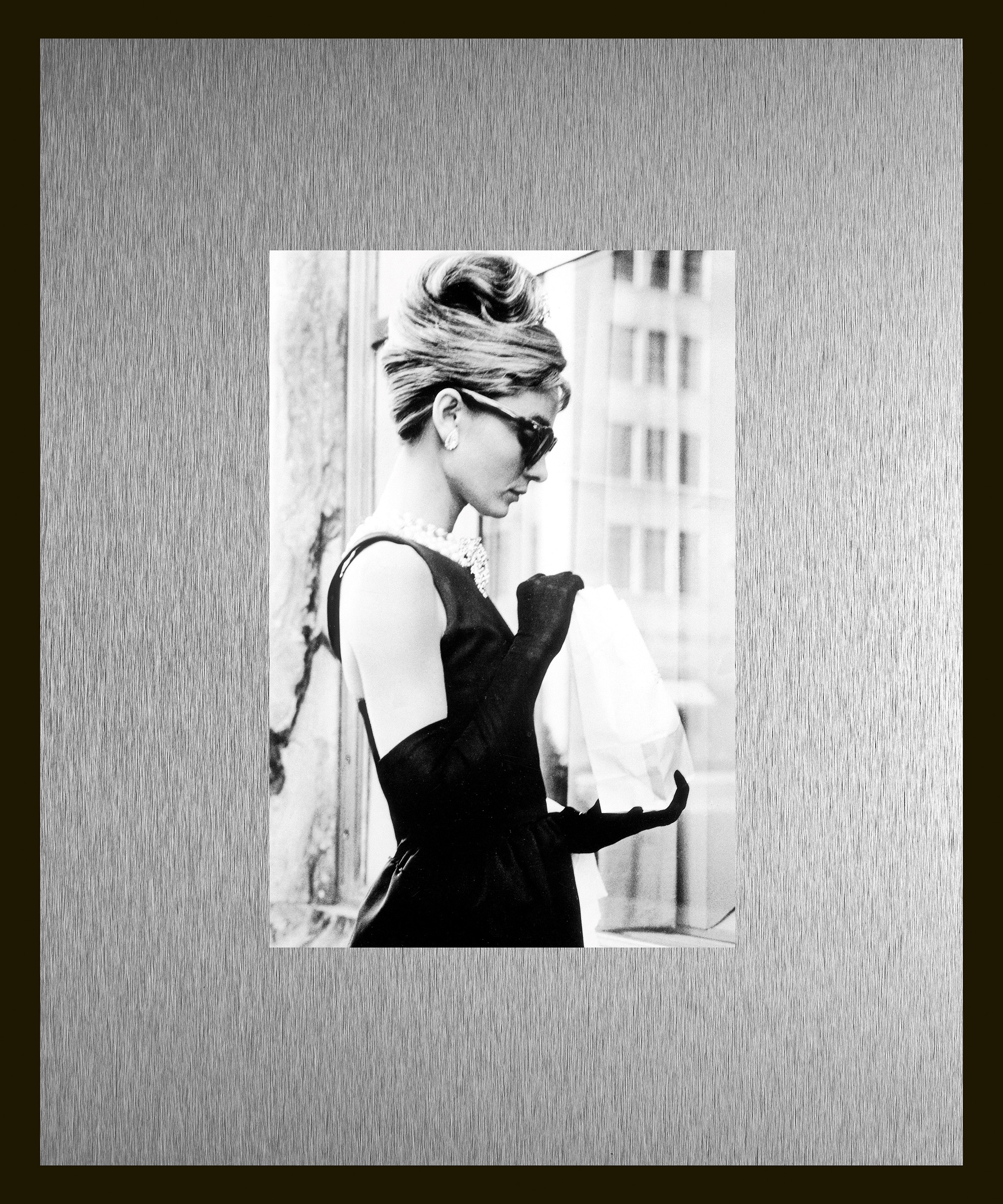 queence Bild "Trend Wandbild, Wandkunst, Kunstdruck "Audrey Hepburn"" Filmfiguren Filmszene Schwarz-Weiß 1 Stk. tlg. inkl. Passepartout aus hochwertigem Aluminium und schwarzem Rahmen