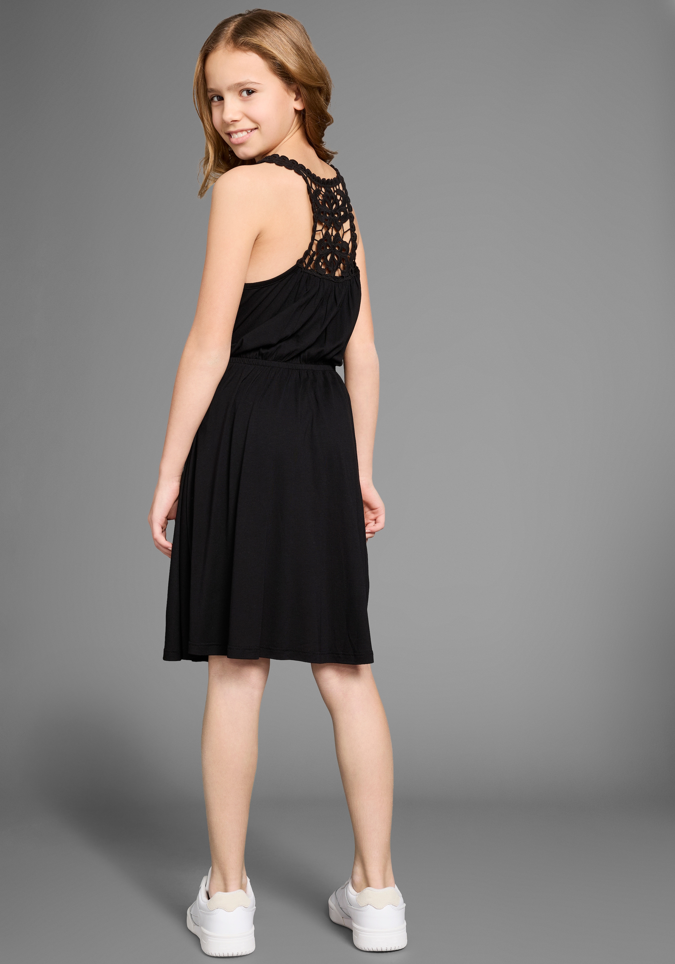 KIDSWORLD Jerseykleid »mit aufwendiger Spitze im Rücken«, Weich fallendes Viskosekleid
