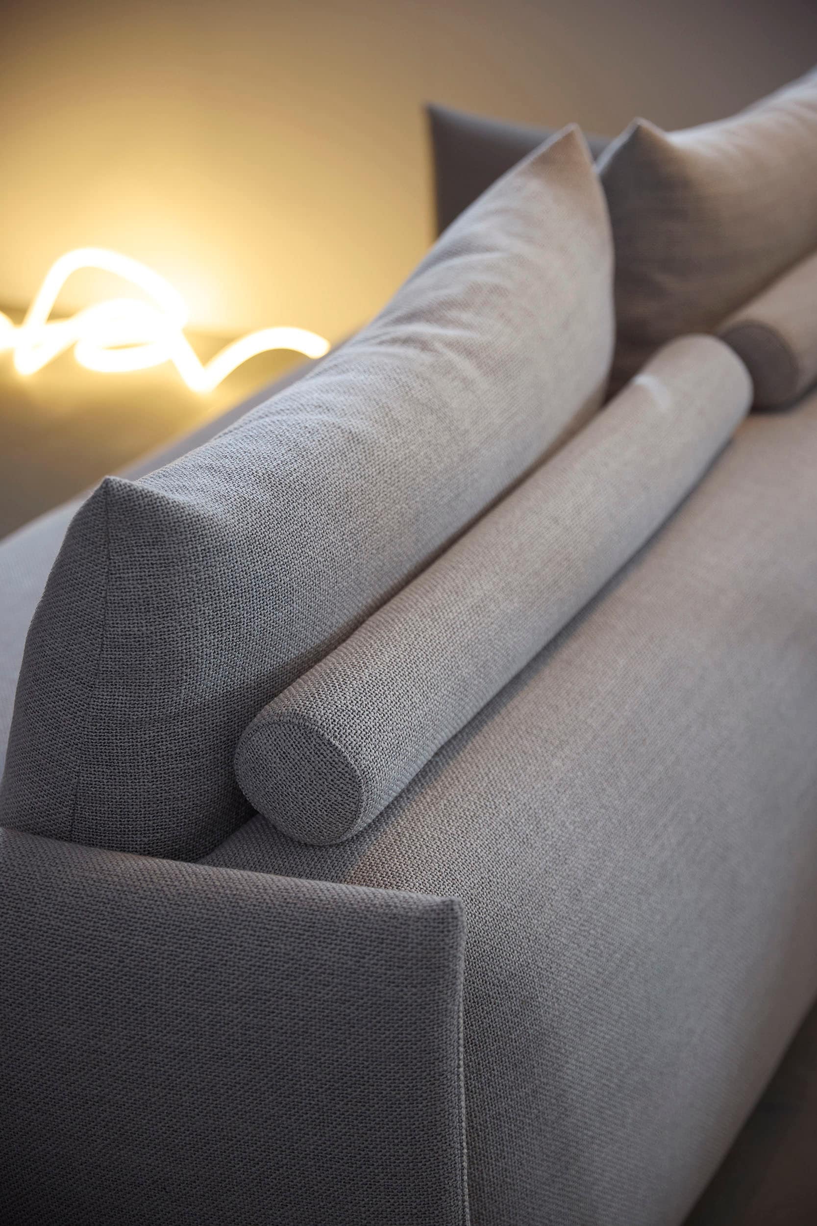 INNOVATION LIVING ™ Schlafsofa »MALLOY innovativ, komfortabel und bequem, modernes Design«, hohe Rückenlehne, schmale Armlehnen, inklusive Bettaufbewahrung