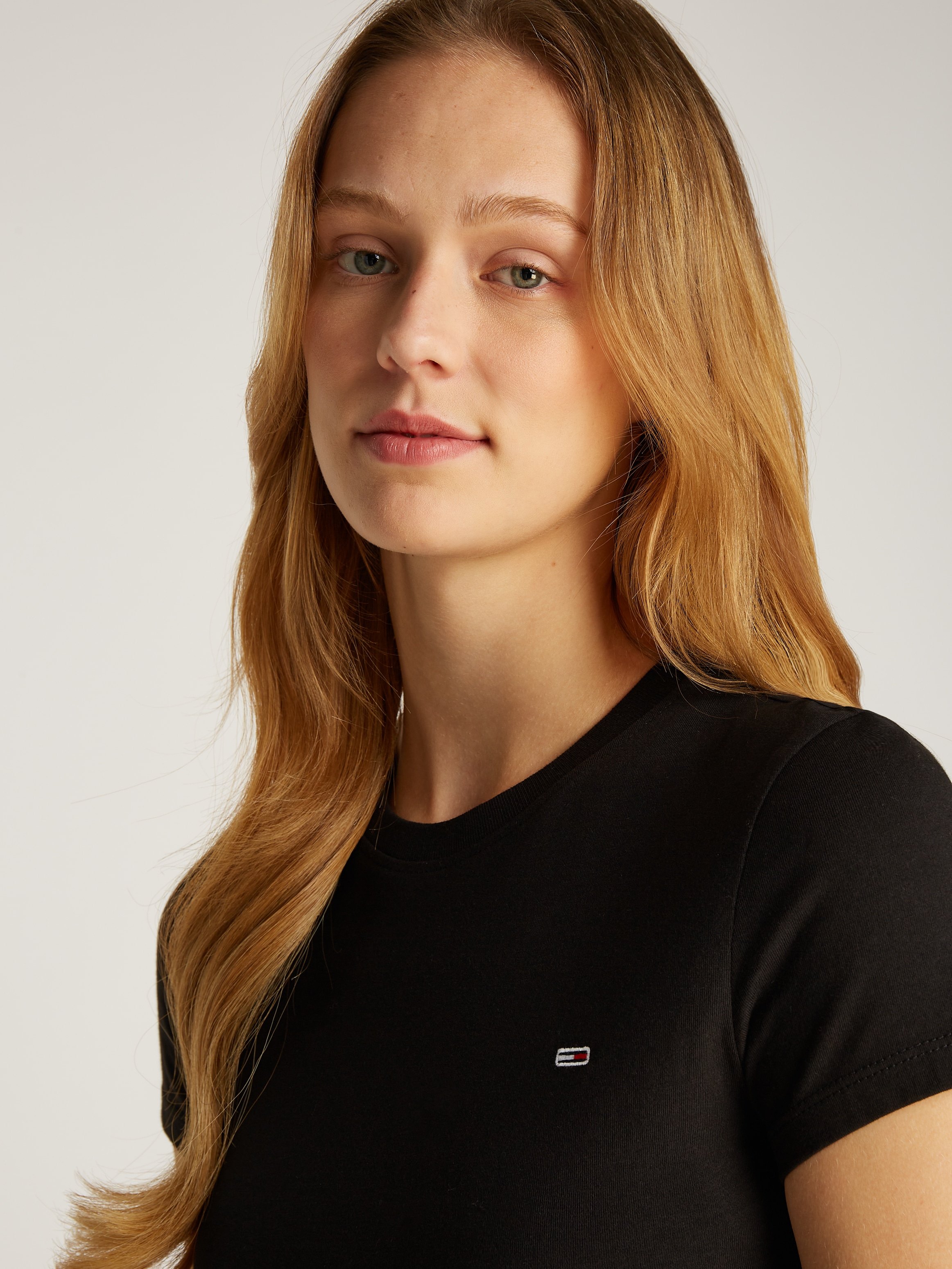 Tommy Jeans T-Shirt »TJW 2PACK C-NECK TEE«, (Packung, 2 tlg., 2er), mit Logo-Stickerei