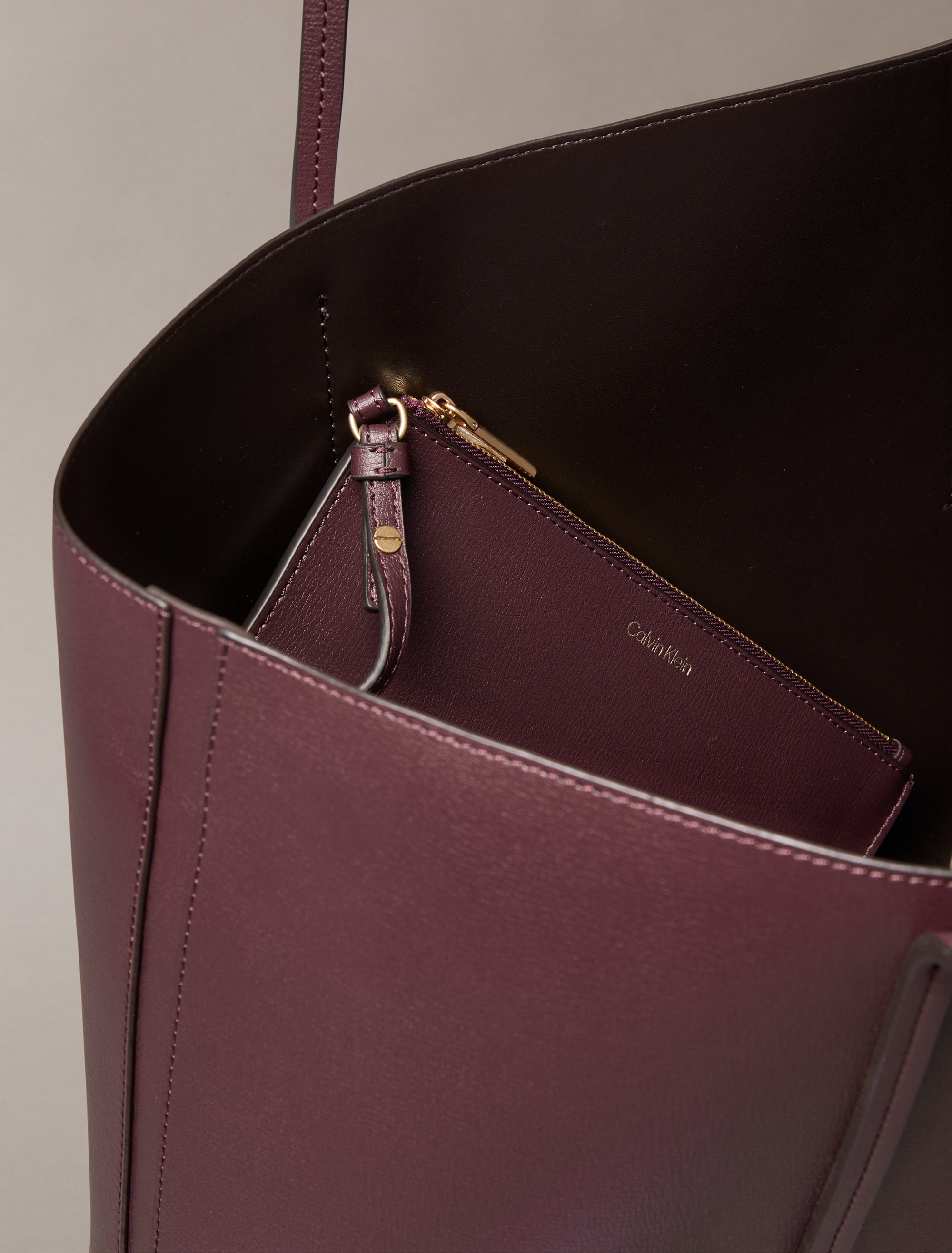 Calvin Klein Henkeltasche »FOIL LOGO TOTE W/POUCH«, (2 tlg.), Damen-Schultertasche mit Reißverschluss-Tasche