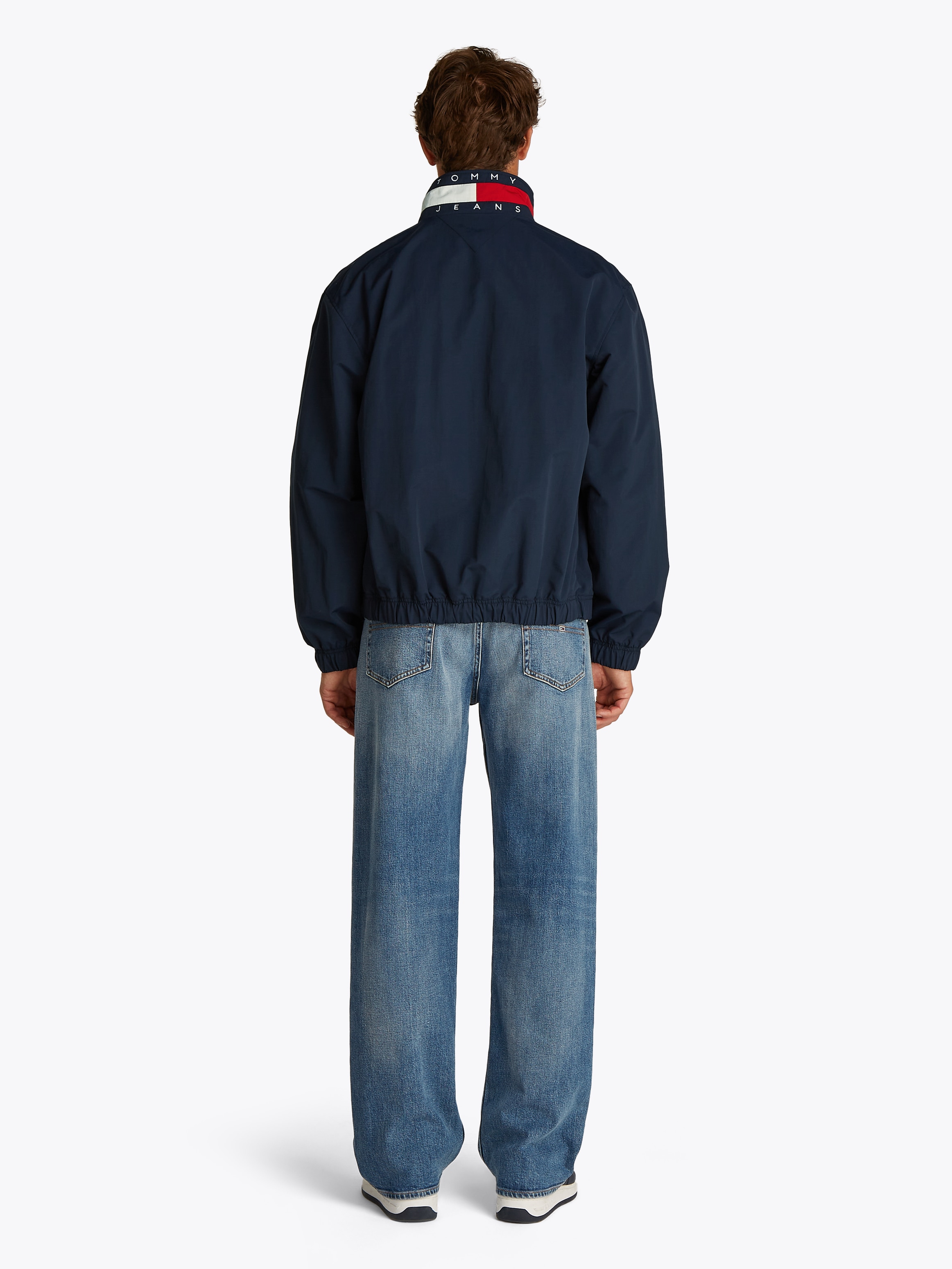 Tommy Jeans Allwetterjacke »TJM DNA COLLAR ESS JACKET«, ohne Kapuze, Mit Rundhalsausschnitt