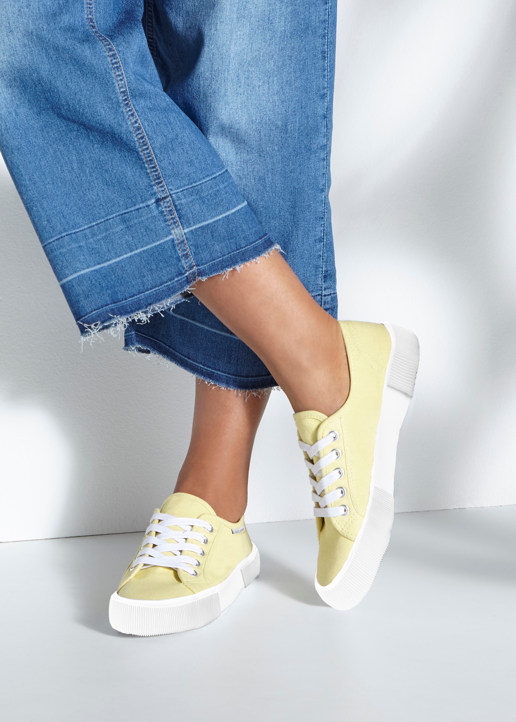Sneaker LASCANA, Damen, Gr. 38, gelb, Obermaterial: 100% Textilmaterial. Decksohle: 100% Textilmaterial. Futter: 100% Textilmaterial. Laufsohle: 100% Synthetik, unifarben, Basic, Schuhe Skaterschuh Canvassneaker Sneaker low, aus Textil, Schnürhalbschuh, F 3