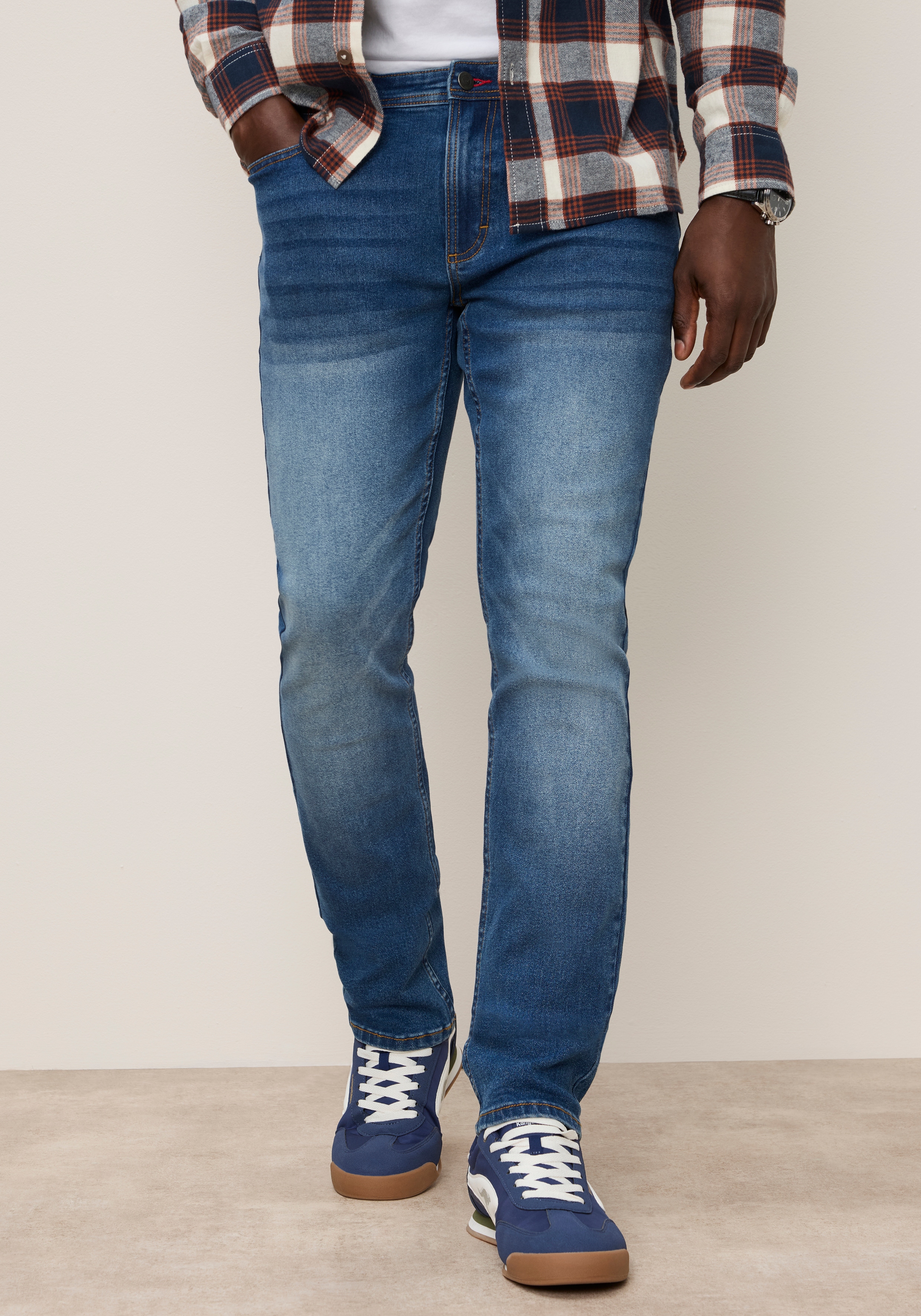 KangaROOS Straight-Jeans mit Reißverschluss und Knopf, niedrige Leibhöhe, Kontrastdetails