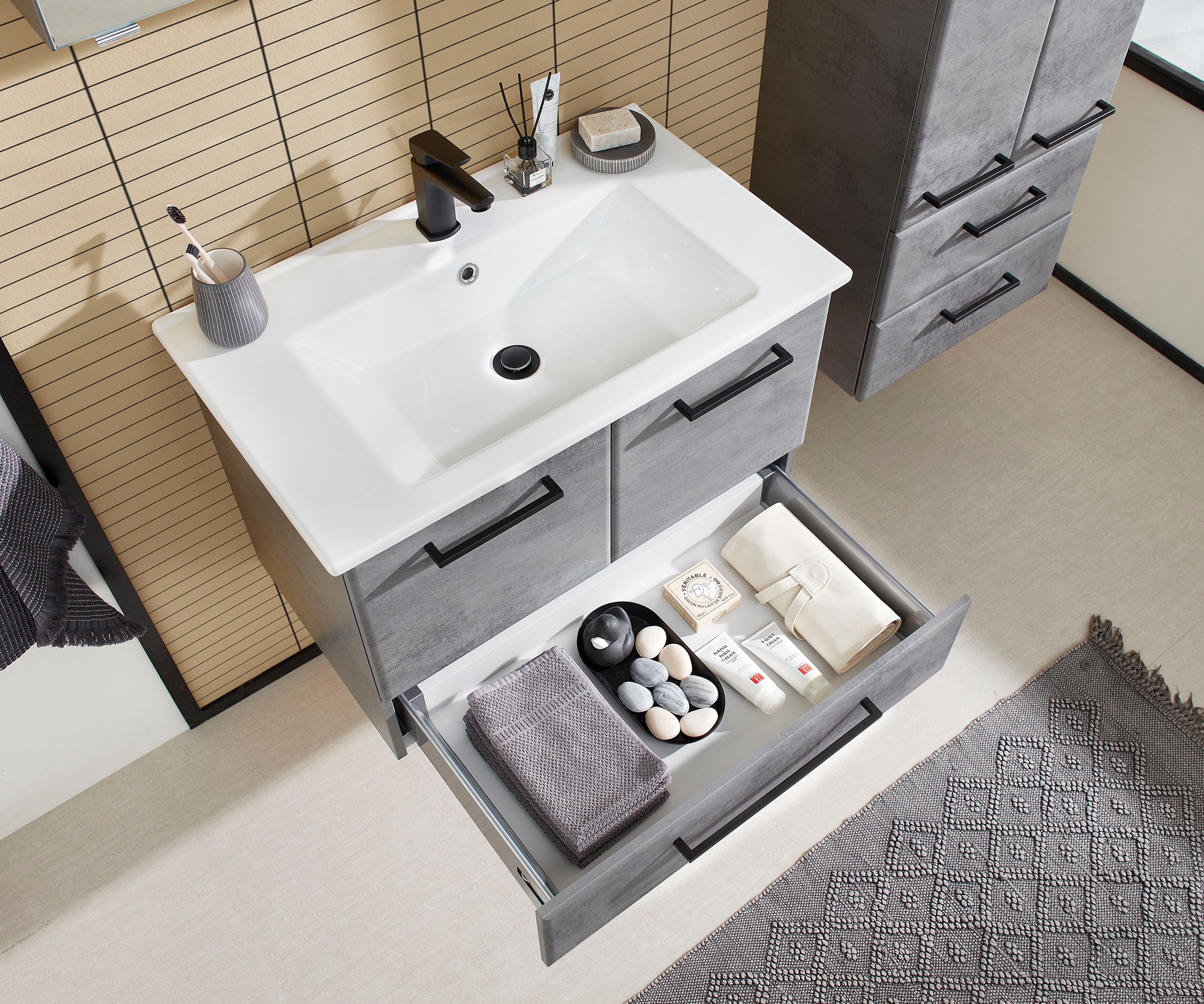 Saphir Badmöbel-Set »Quickset 945 3-teilig, Keramik-Waschtisch mit LED-Spiegelschrank«, (4 St.), Midischrank, 7 Türen, 3 Schubladen, 8 Einlegeböden, inkl. Türdämpfer