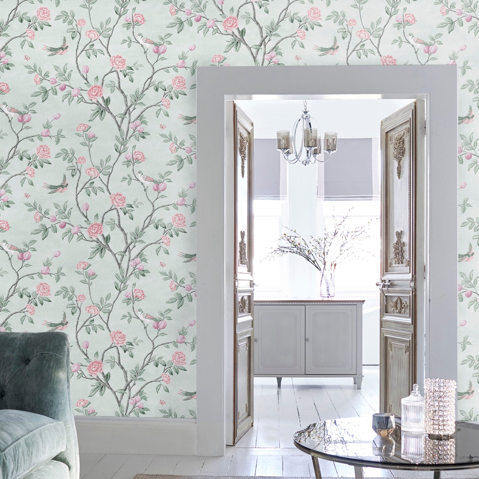 Papier peint intissé à motif fleurs d'églantine – 1005 x 52 cm – Vert pâle, rose – Raccord sauté 53 cm – Entretien facile – Laura Ashley