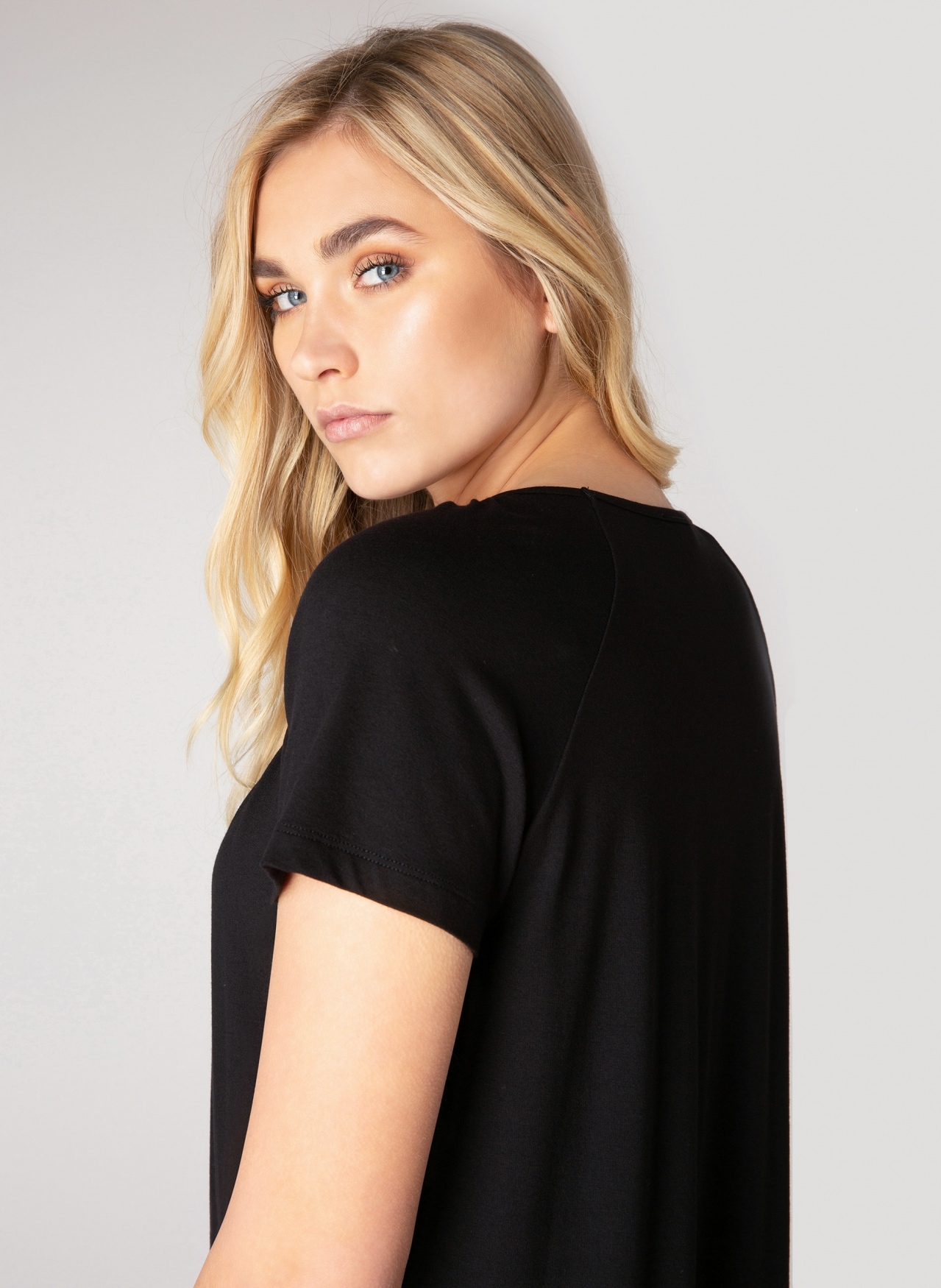 Base Level T-Shirt »Yona«, mit Raffung am Ausschnitt und elastischem Bund