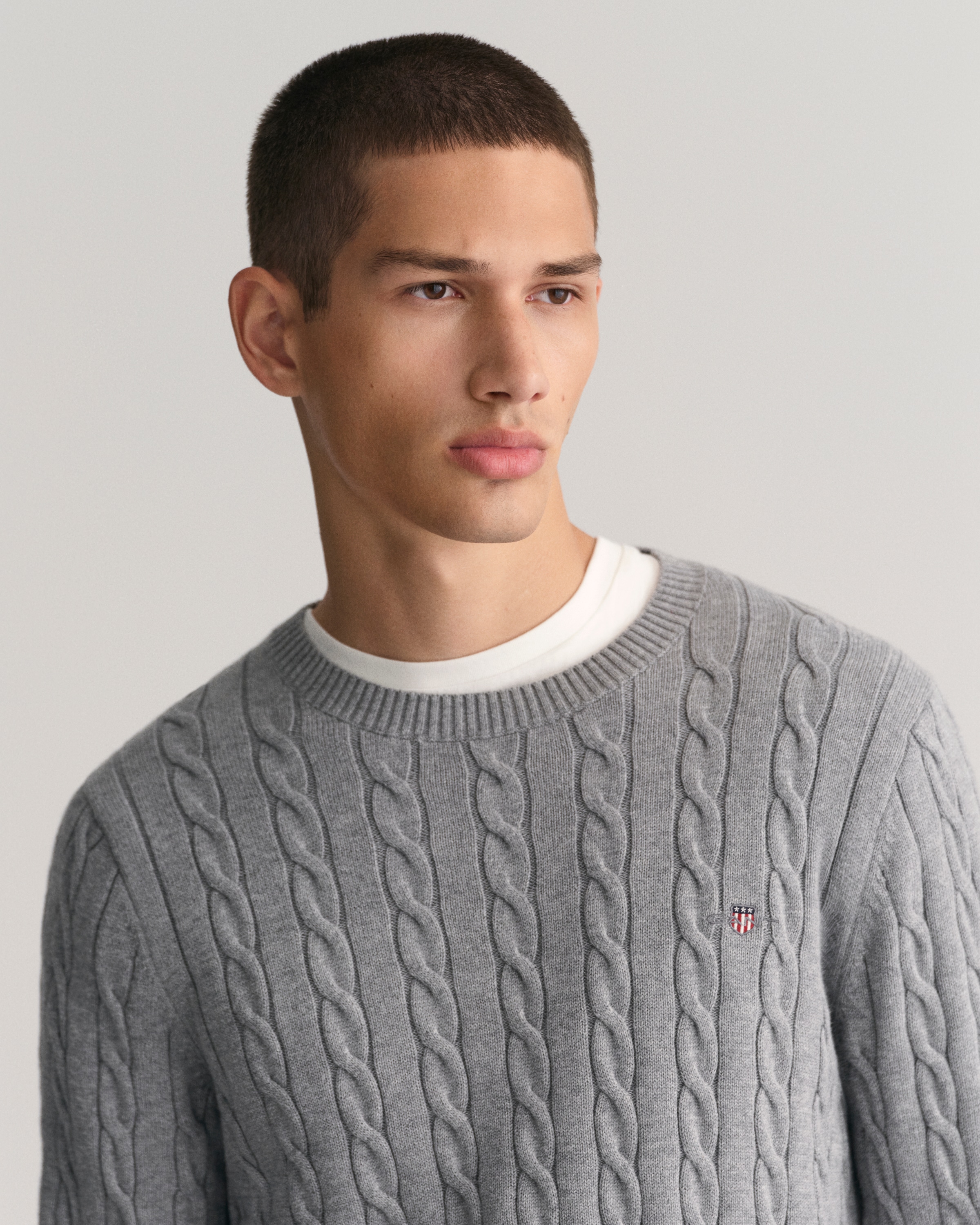Gant Strickpullover »COTTON CABLE C-NECK«, mit Wappen-Logostickerei auf der Brust