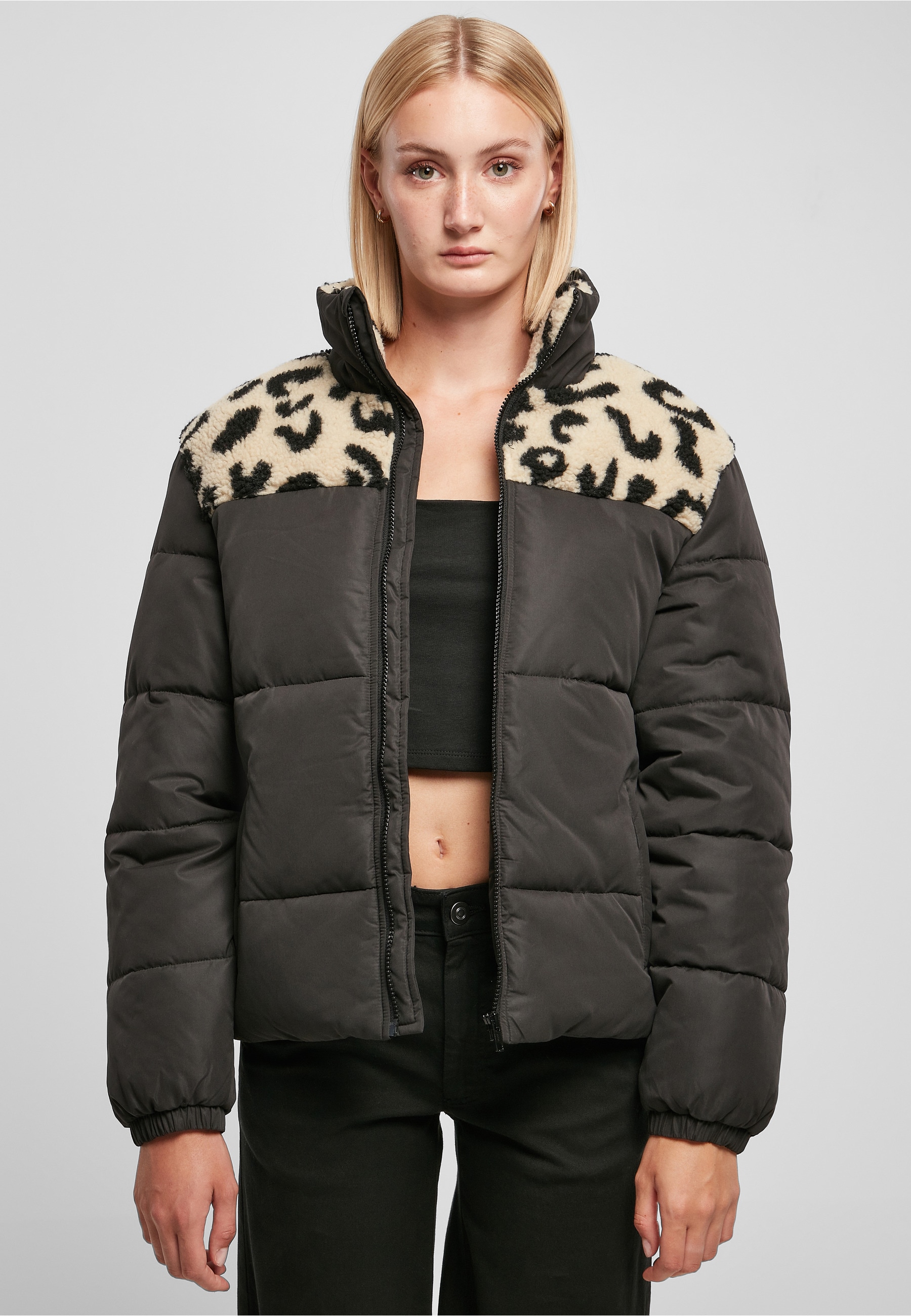 URBAN CLASSICS Winterjacke »Urban Classics Damen Ladies AOP Sherpa Mixed Puffer Jacket« 1 Stk. tlg. ohne Kapuze
