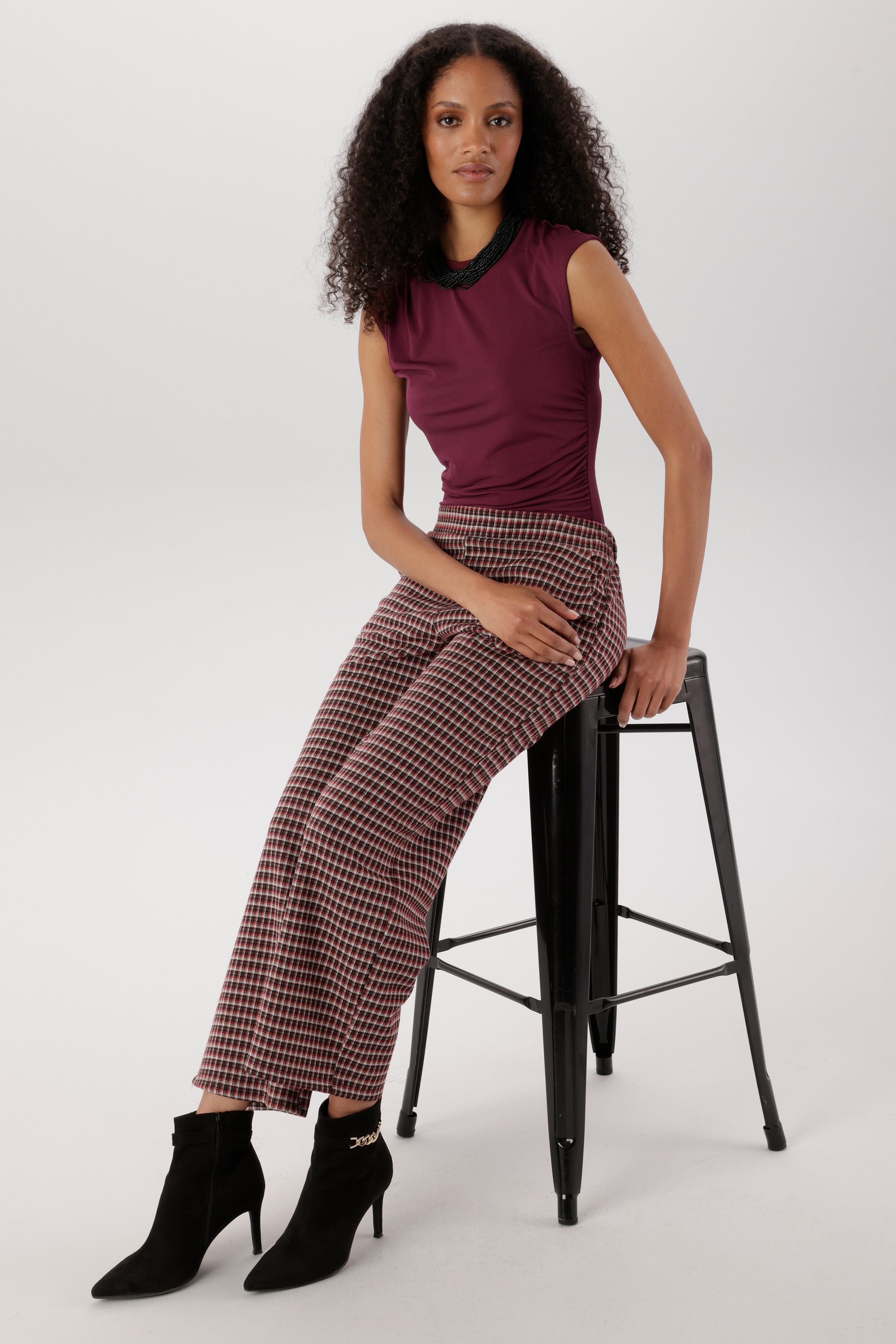 Aniston SELECTED Shirtbody mit seitlichen Raffungen und an der einen Schulter - NEUE KOLLEKTION