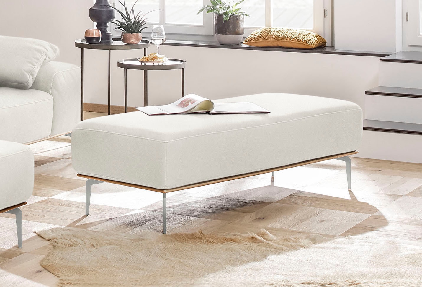 W.SCHILLIG Polsterhocker mit elegantem Holzsockel, Füße in Chrom glänzend, Breite 150 cm