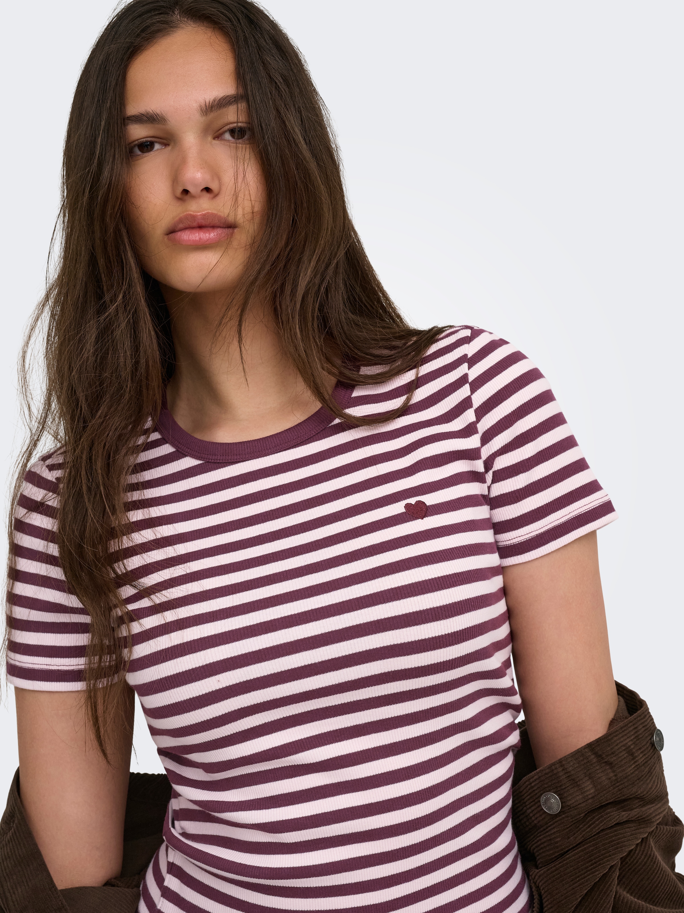 ONLY Kurzarmshirt »ONLVAL S/S O-NECK STRIPE TOP JRS« Baumwollmischung, regular fit, kleine Herz Stickerei
