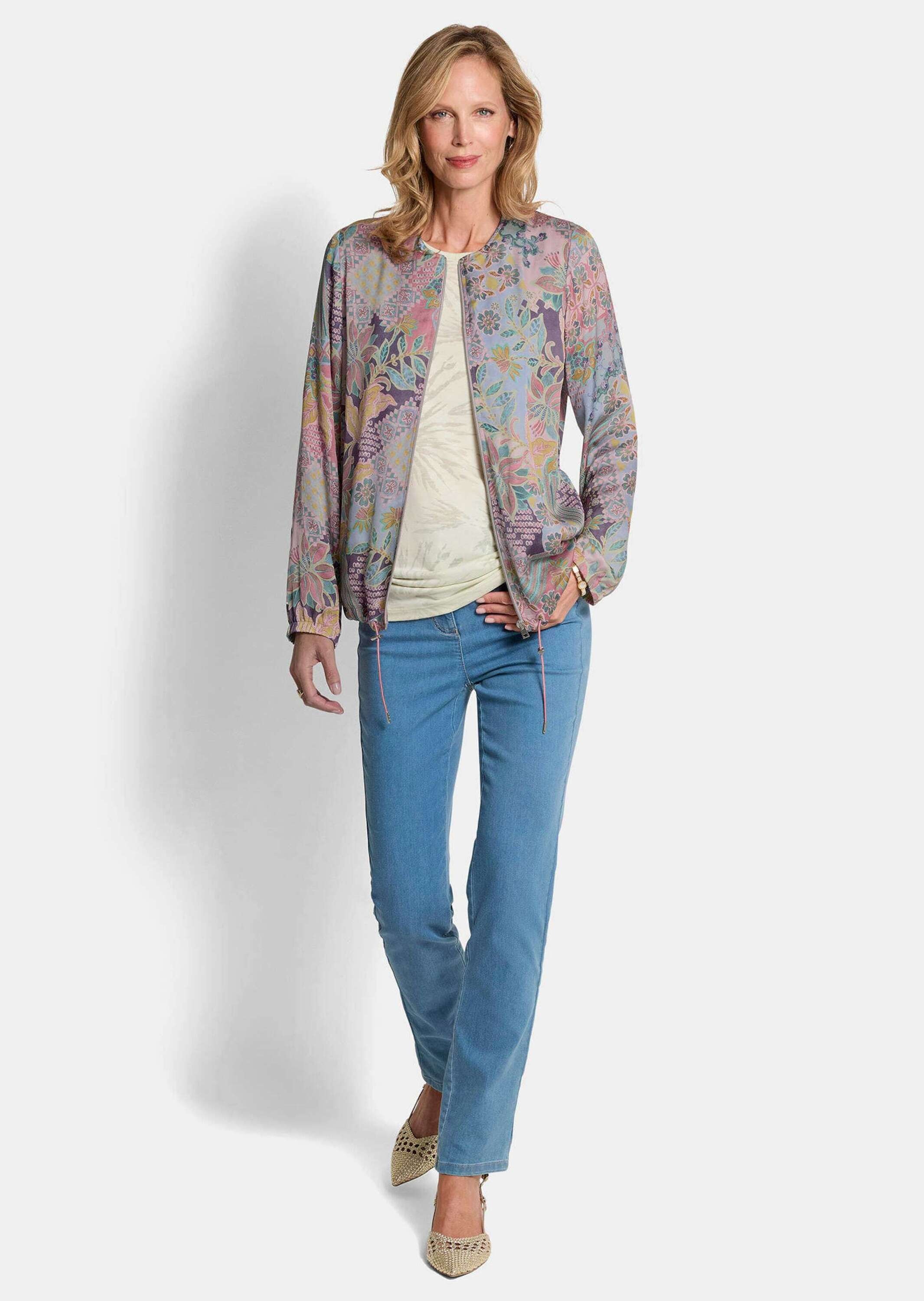 GOLDNER Kurzjacke "Kurzgröße Satinjacke mit Patch-Design" seitliche Eingrif günstig online kaufen