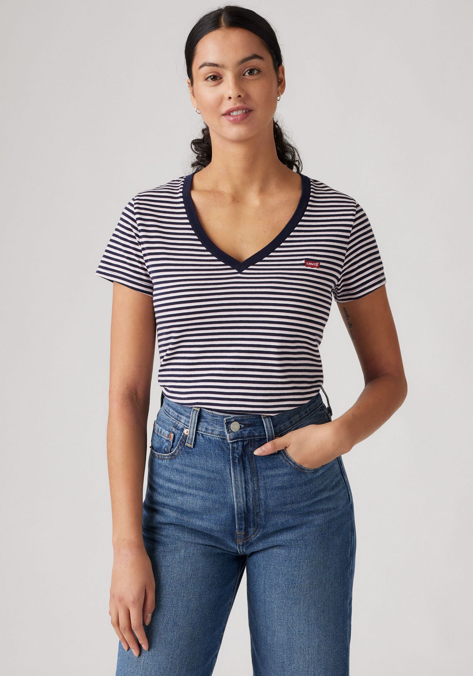 Thumbnail - Levis V-Shirt "PERFECT VNECK" mit Mini-Batwing-Logostickerei