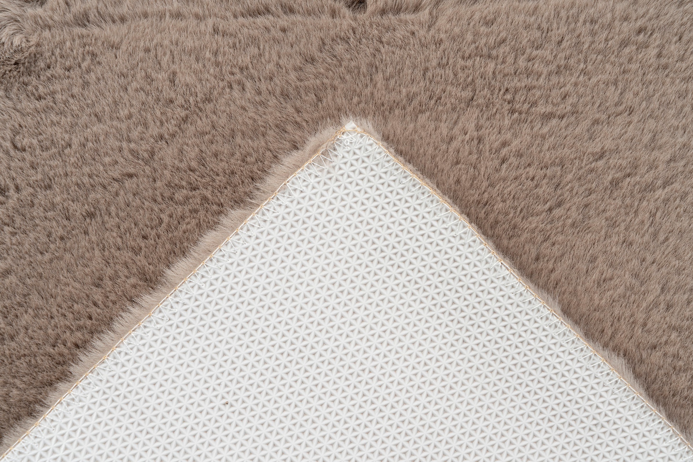 Kayoom Badematte »Rabbit Light«, Höhe 22 mm, rutschhemmend beschichtet, fußbodenheizungsgeeignet, weiche Kaninchenfell Haptik, Badezimmer, Kinderzimmer, Schlafzimmer