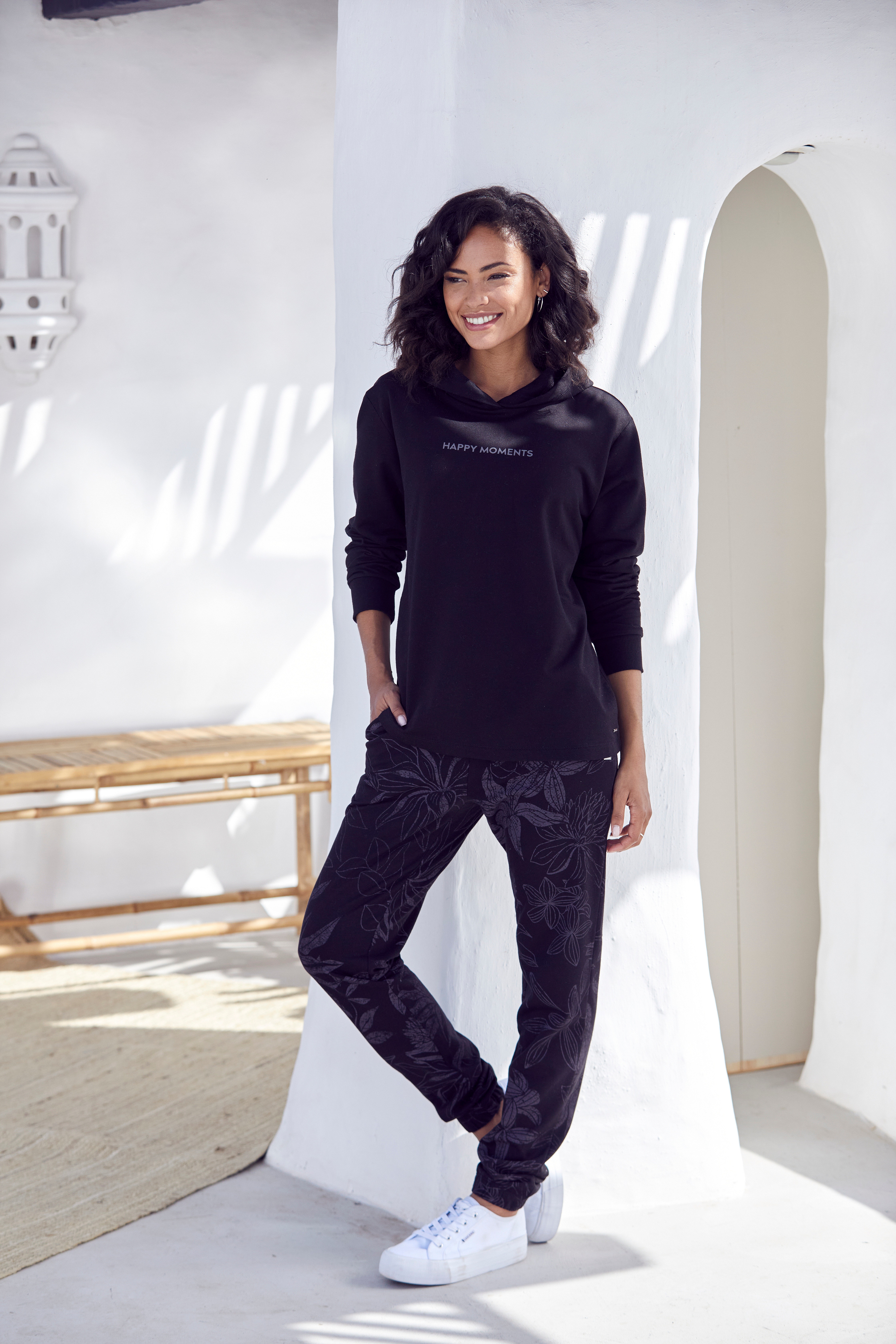 Thumbnail - LASCANA Hoodie, mit dezentem Frontdruck, Loungewear