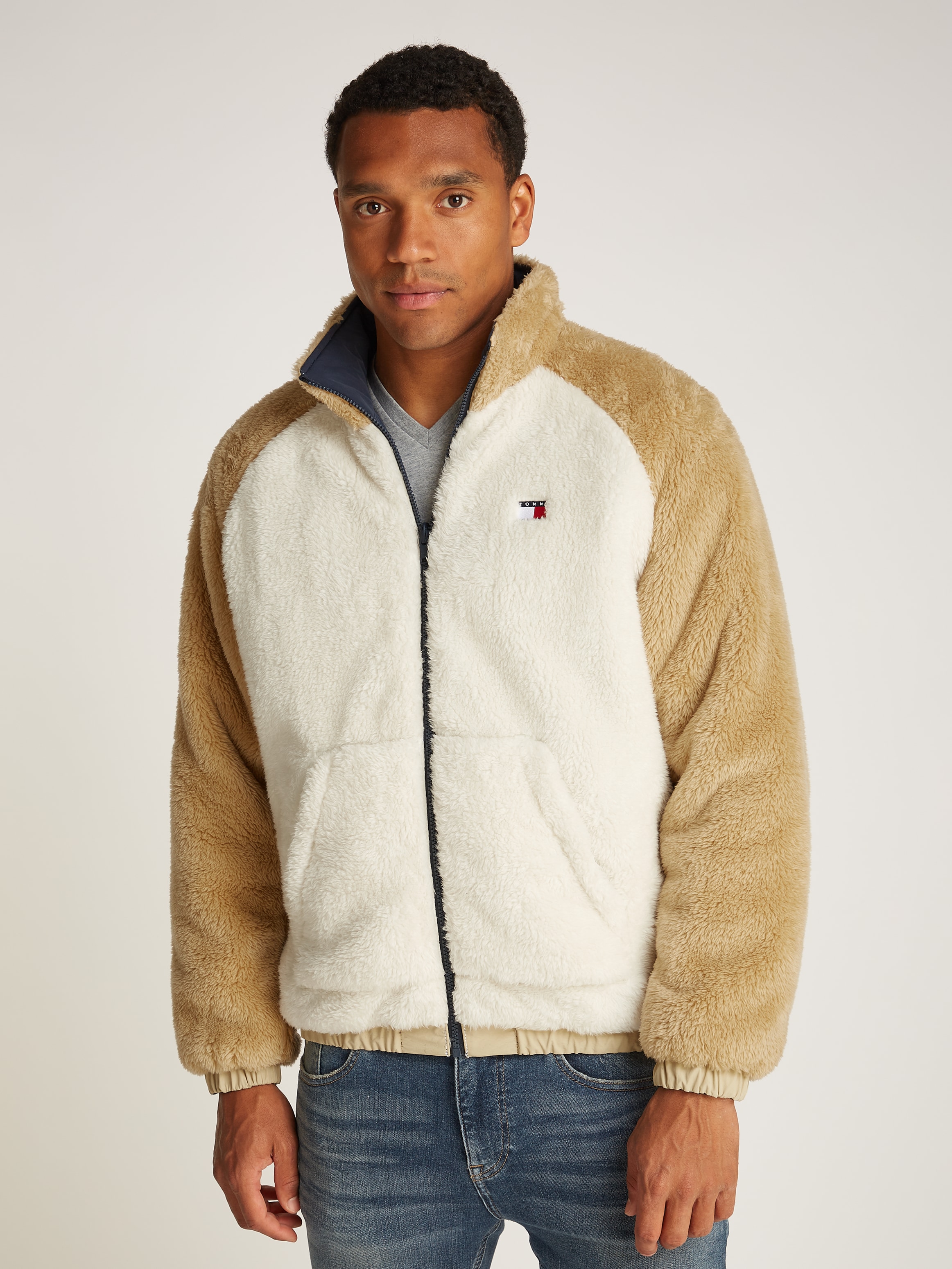 Tommy Jeans Bomberjacke "TJM FLUFFY REVERSIBLE JACKET EXT", mit kontrastfarbenen Ärmeln