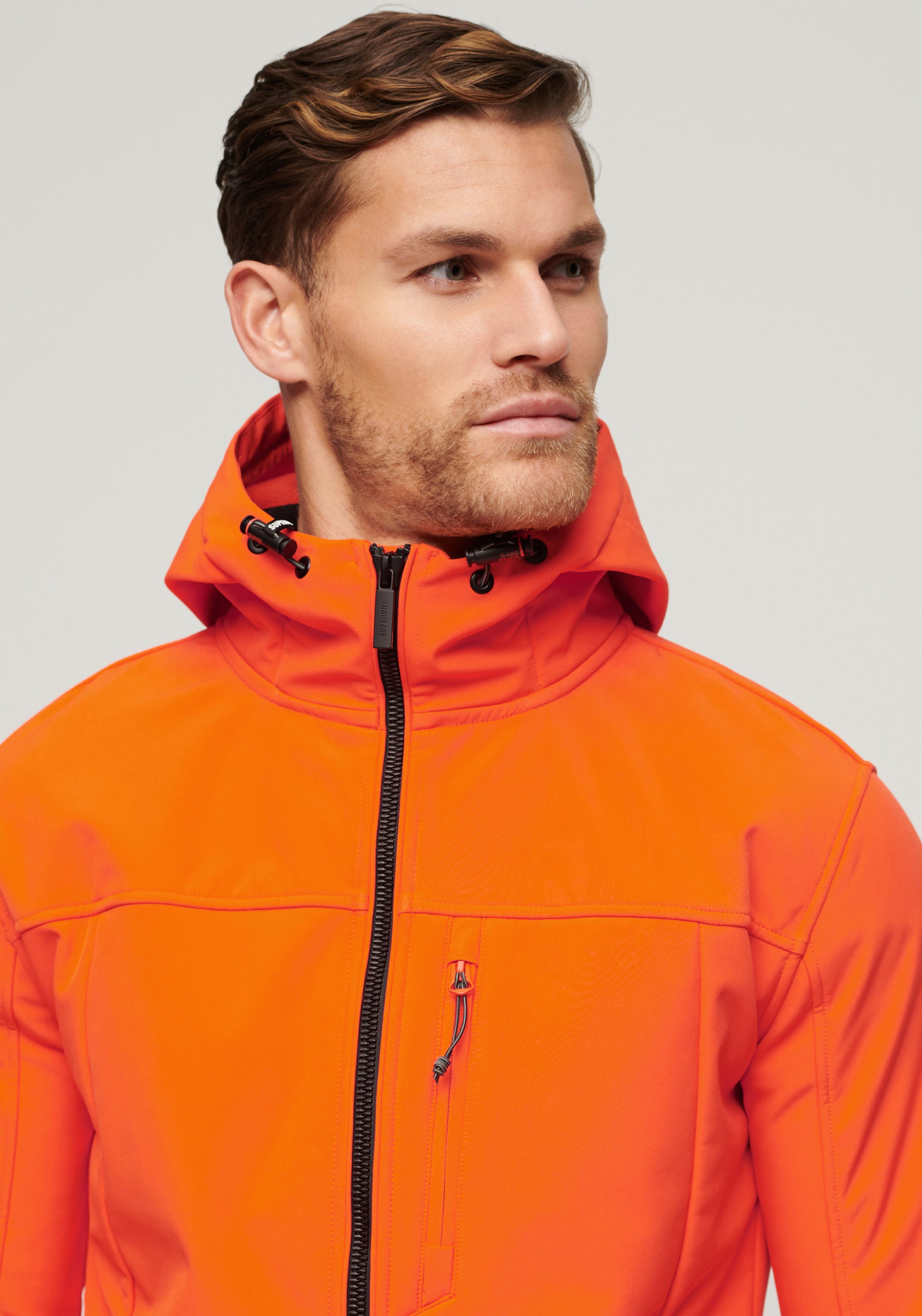 Superdry Softshelljacke »SD-HOODED SOFT SHELL TREKKER JKT«, mit Kapuze