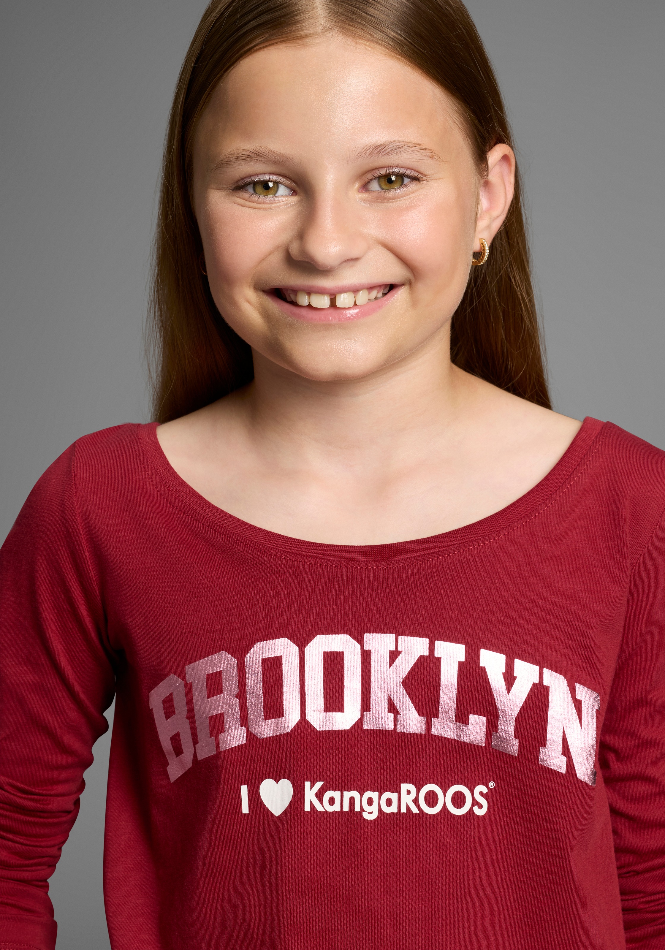 Thumbnail - KangaROOS Langarmshirt "Shirt mit BROOKLYN Print" Trendiger Frontprint, U-Boot Ausschnitt