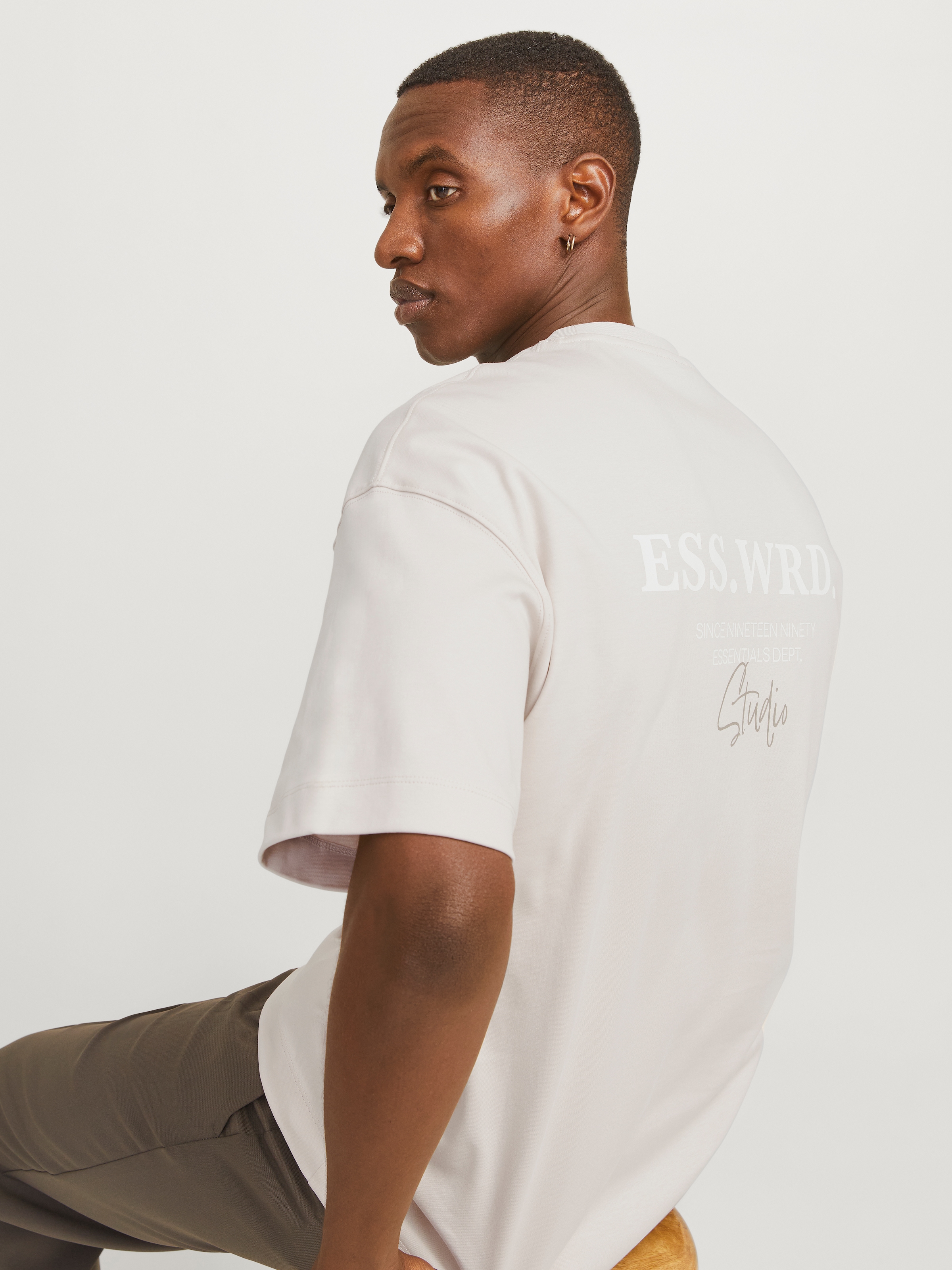 Jack & Jones Rundhalsshirt »JJEURBAN EDGE STUDIO TEE SS O-NECK NOOS«, mit Front und Back Print