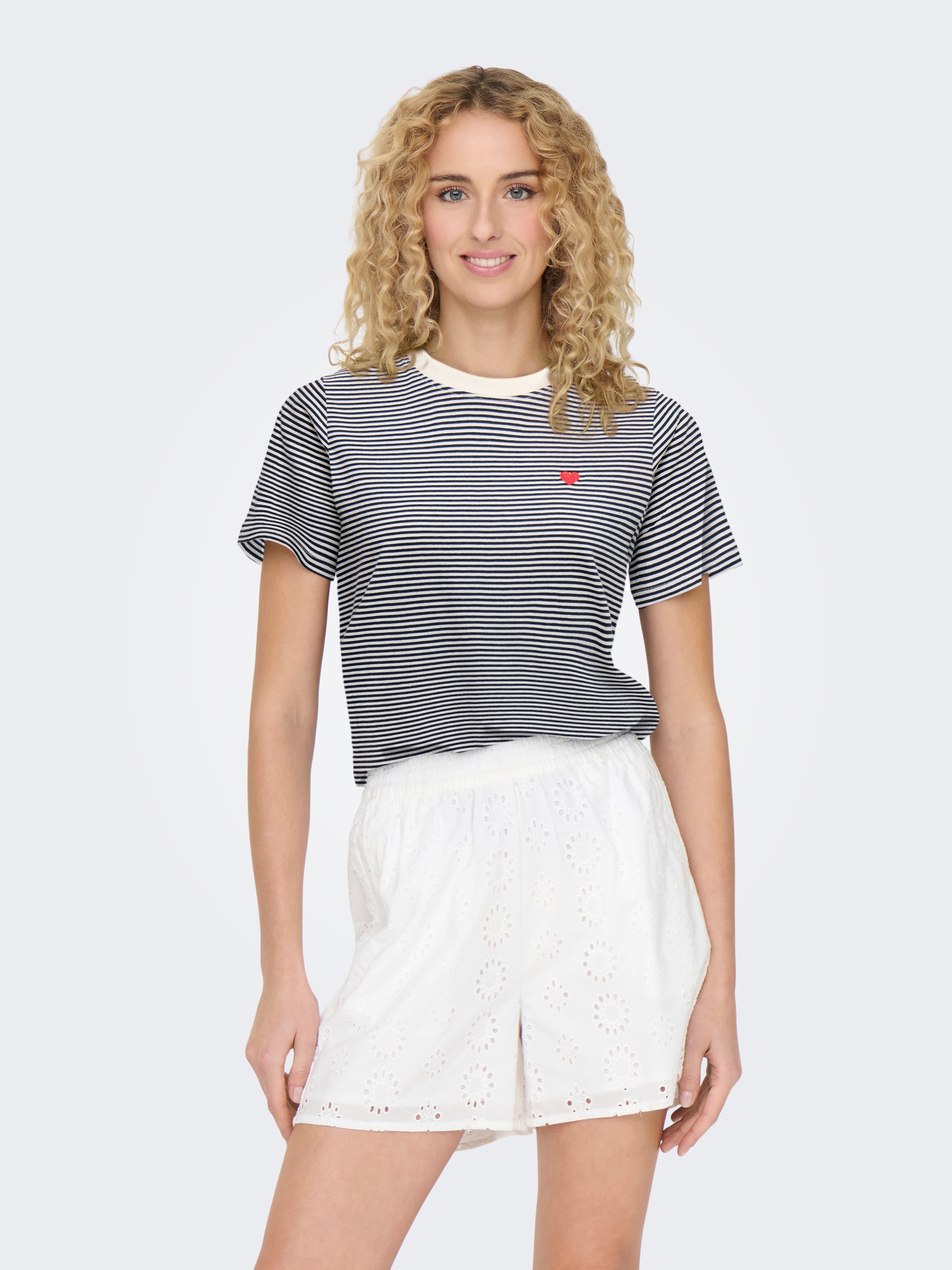 Thumbnail - JDY "JDYPISA S/S PRINT TOP JRS NOOS" mit Herz Stickerei