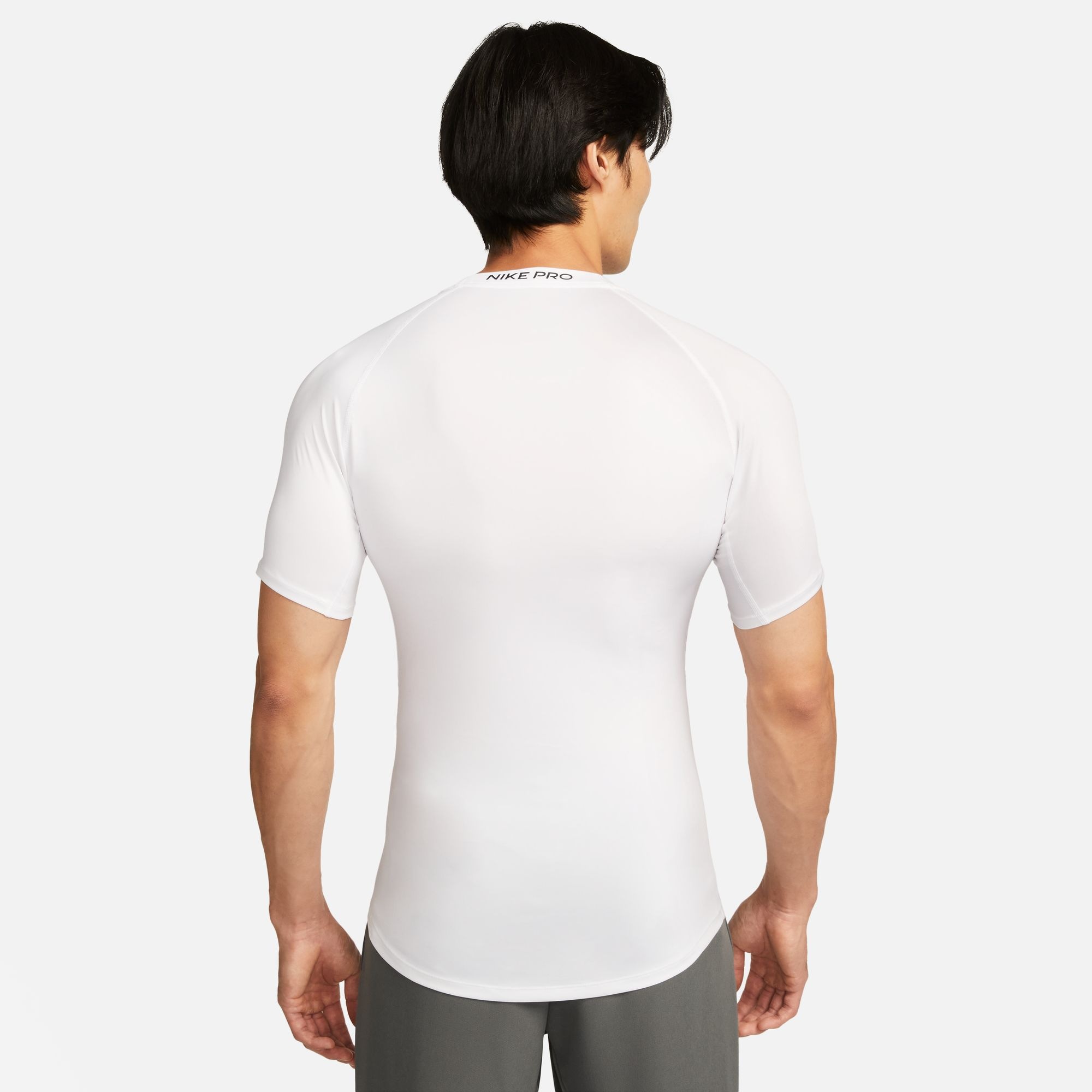 Nike Trainingsshirt »M NP DF TIGHT TOP SS« eng anliegender Schnitt, atmungsaktiv, schnell trocknend, elastisch