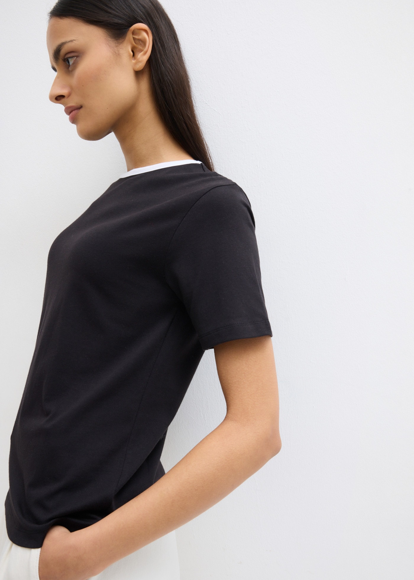 bonprix T-Shirt leicht definierte Passform, kontrastfarbiger Halsausschnitt