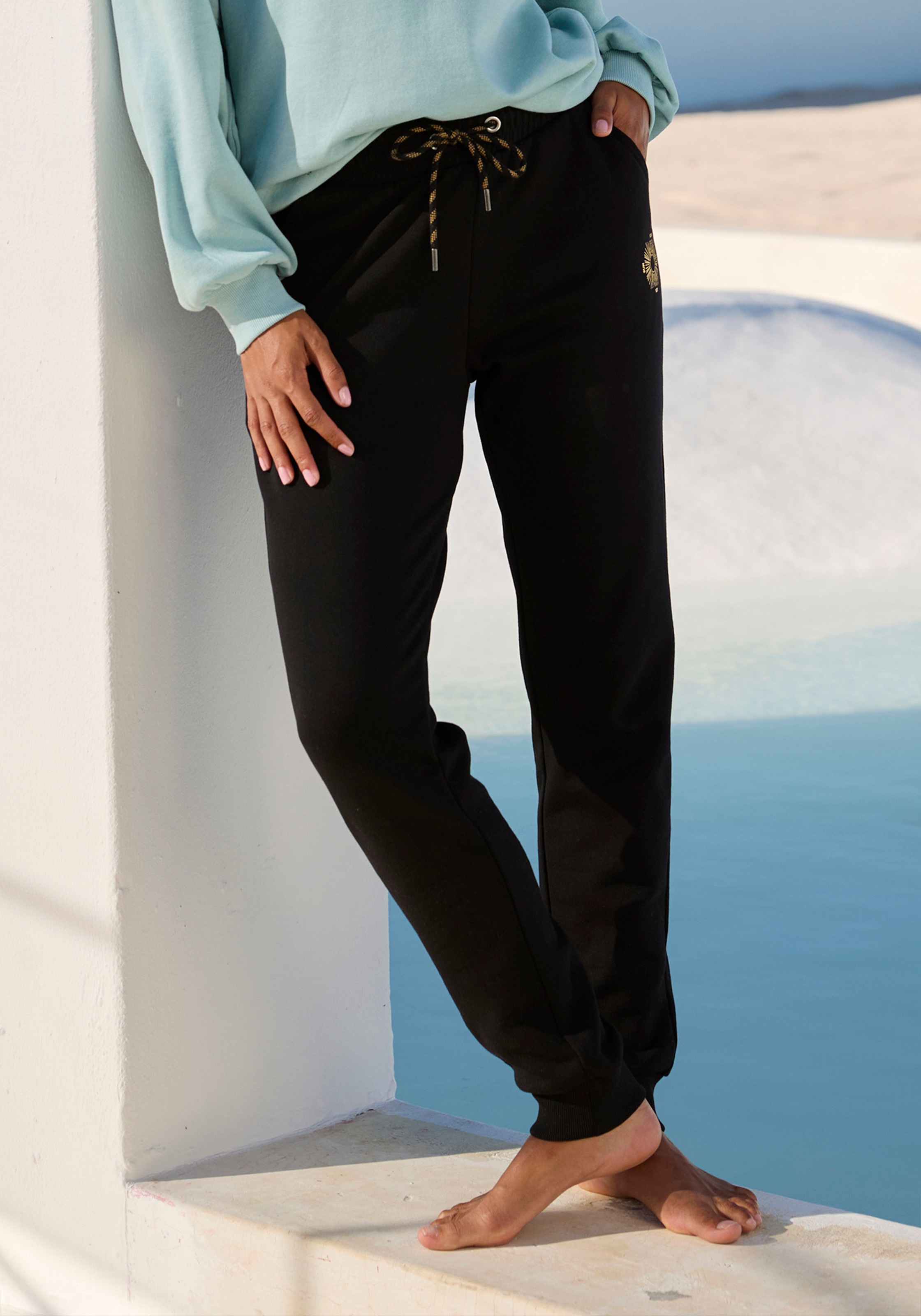 Buffalo Sweathose, Loungehose mit seitlichen Taschen und kleinem Druck, Loungewear