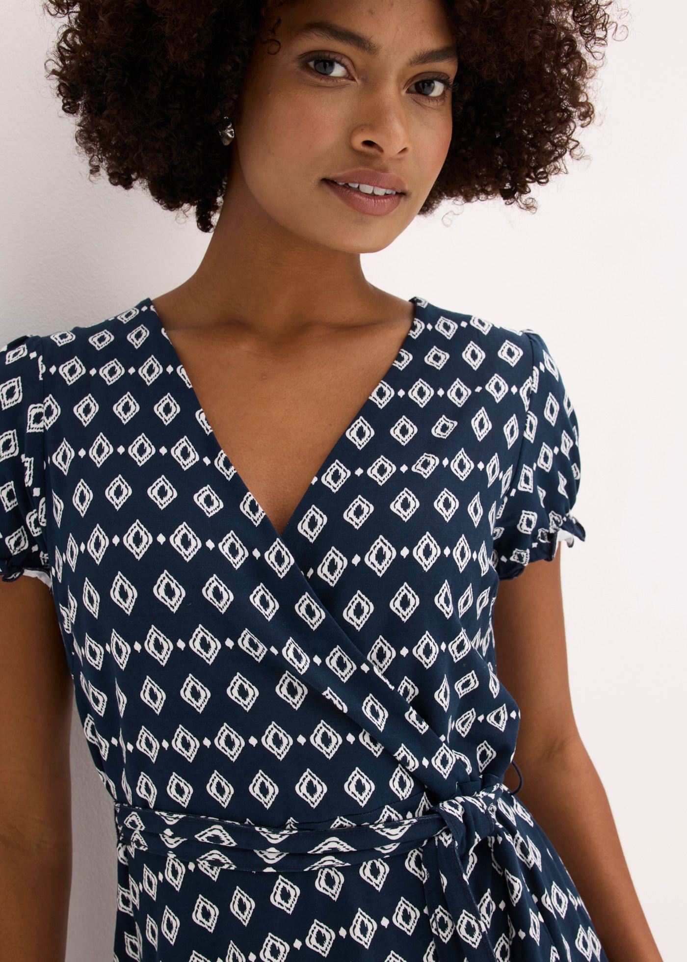 bonprix Jerseykleid ausgestellte Passform, figurumspielendes Design, mit Allover-Print