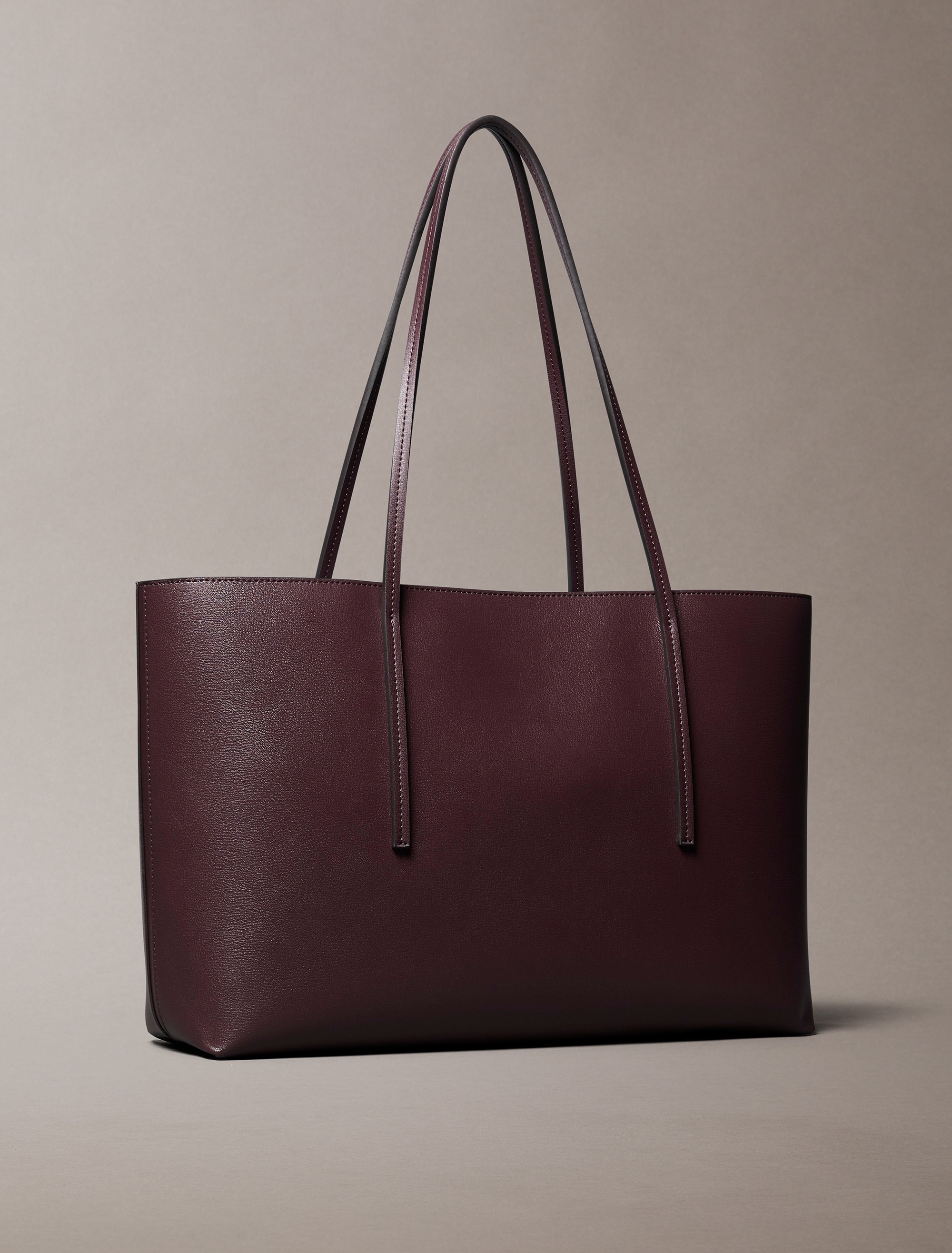 Calvin Klein Henkeltasche »FOIL LOGO TOTE W/POUCH«, (2 tlg.), Damen-Schultertasche mit Reißverschluss-Tasche