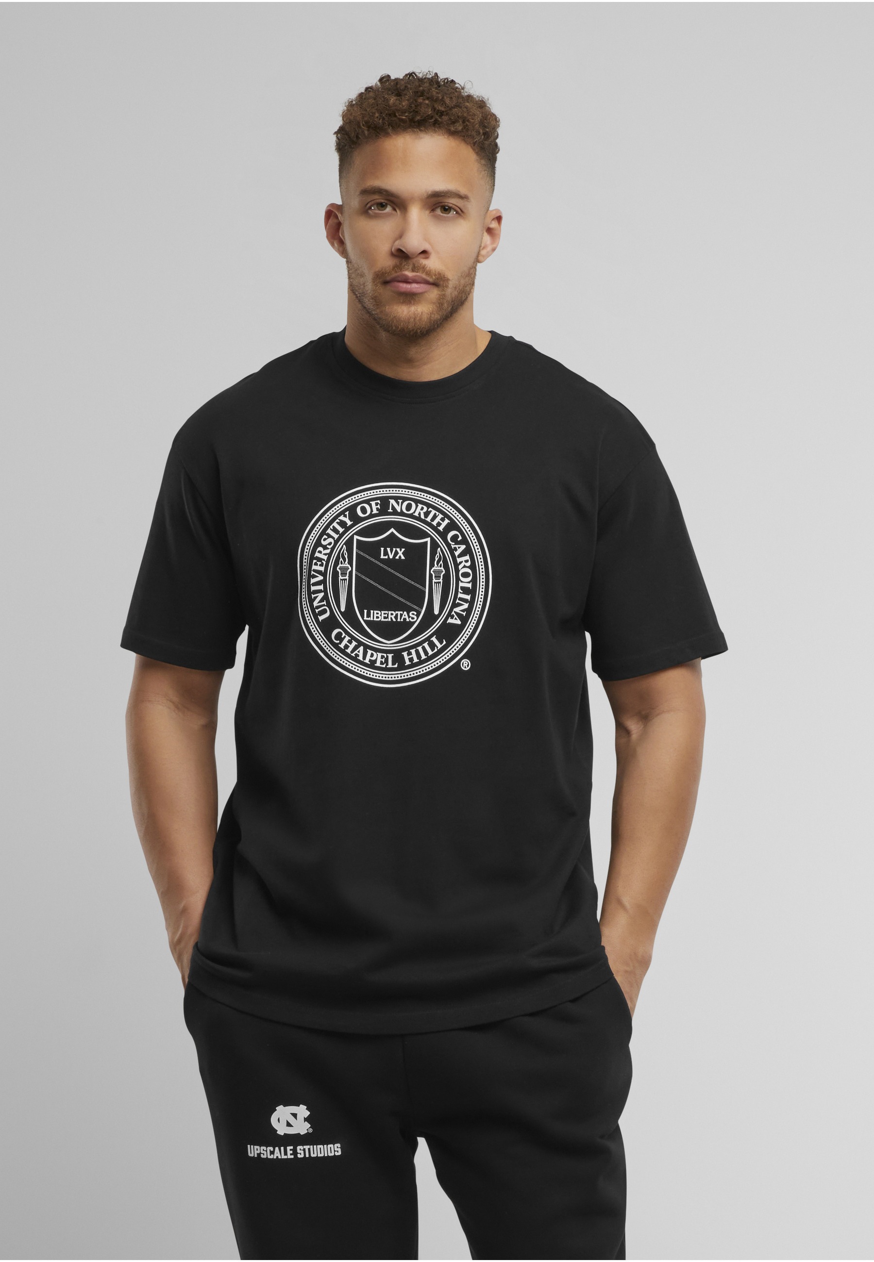 Upscale by Mister Tee T-Shirt »Upscale by Mister Tee North Carolina Seal Logo Oversize Tee« 1 Stk.