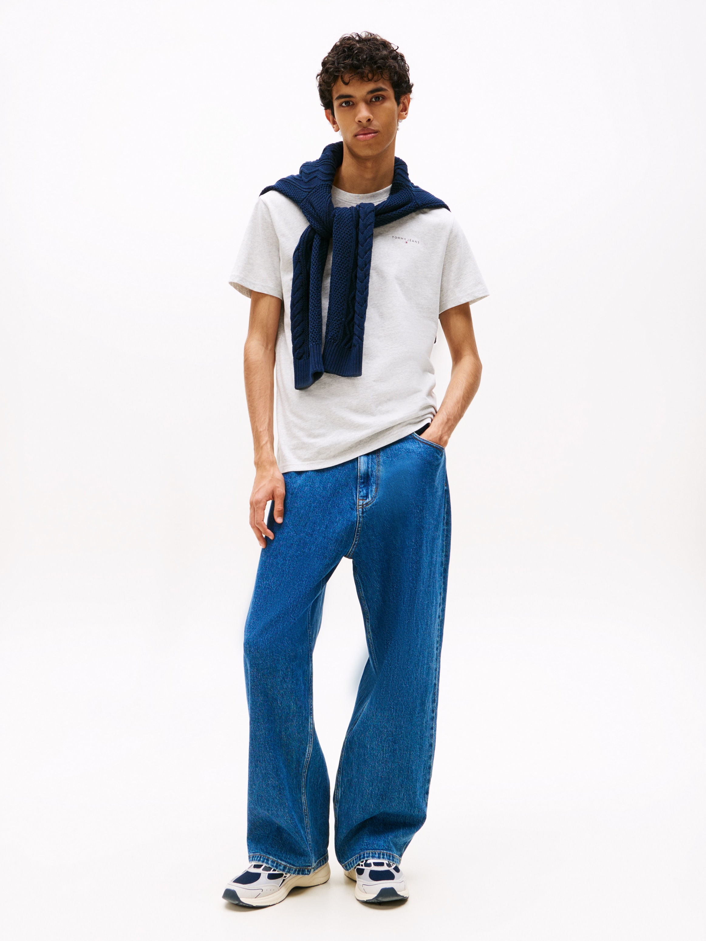 Tommy Jeans T-Shirt »TJM SLIM LINEAR CHEST TEE EXT«, Mit Rundhalsausschnitt