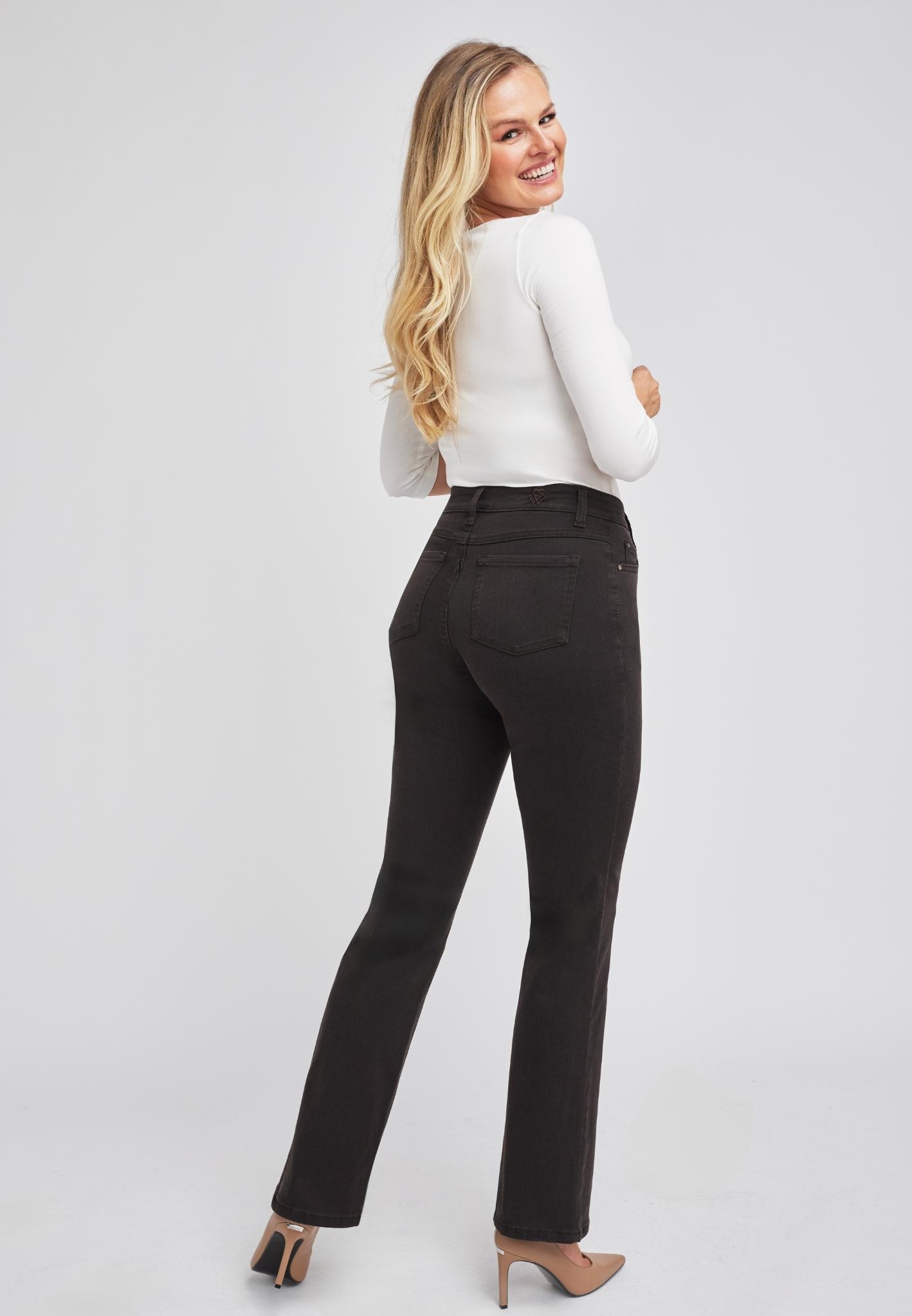 wonderjeans Bootcut-Jeans, Figurbetonte Form mit leicht ausgestelltem Bein