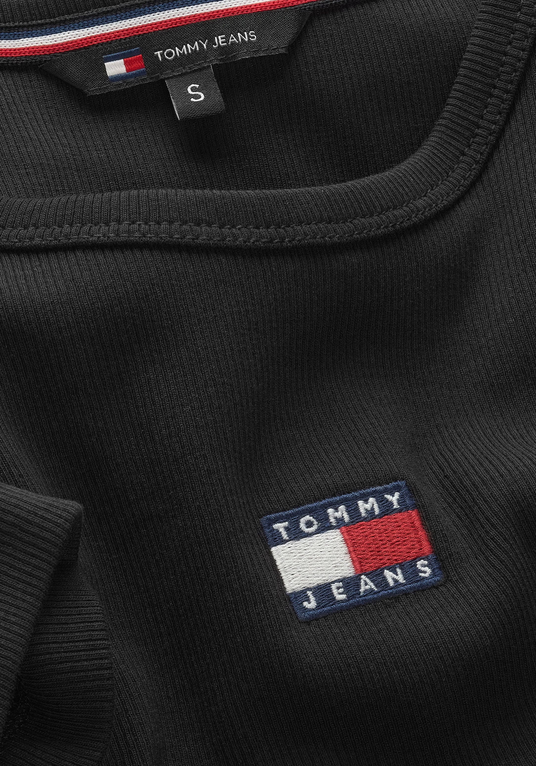 Tommy Jeans Rundhalsshirt »TJW SLIM BADGE RIB TEE«, in Rippoptik, mit Logo-Stickerei