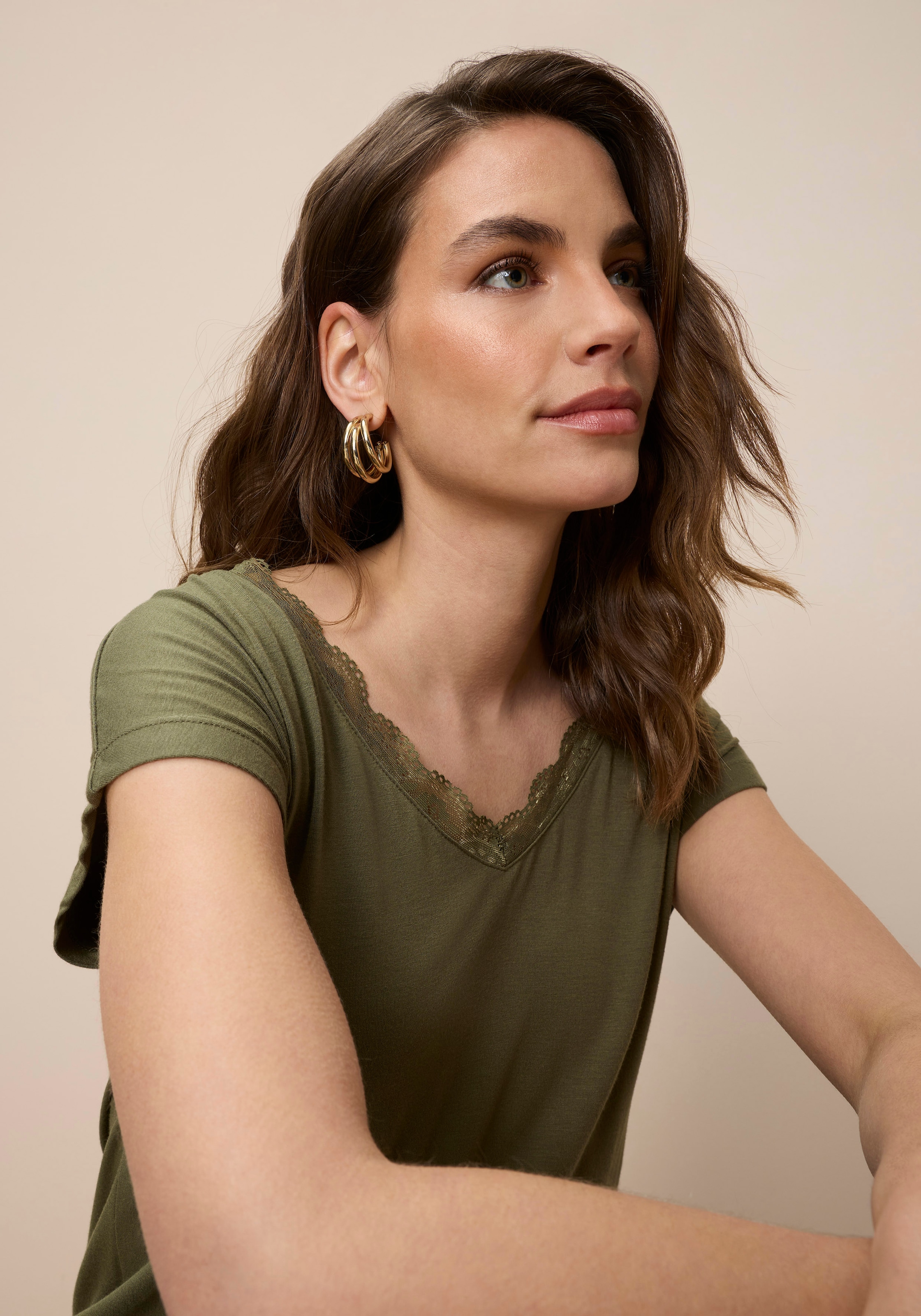 Tamaris Spitzenshirt mit femininen V-Ausschnitt, lässig geschnitten