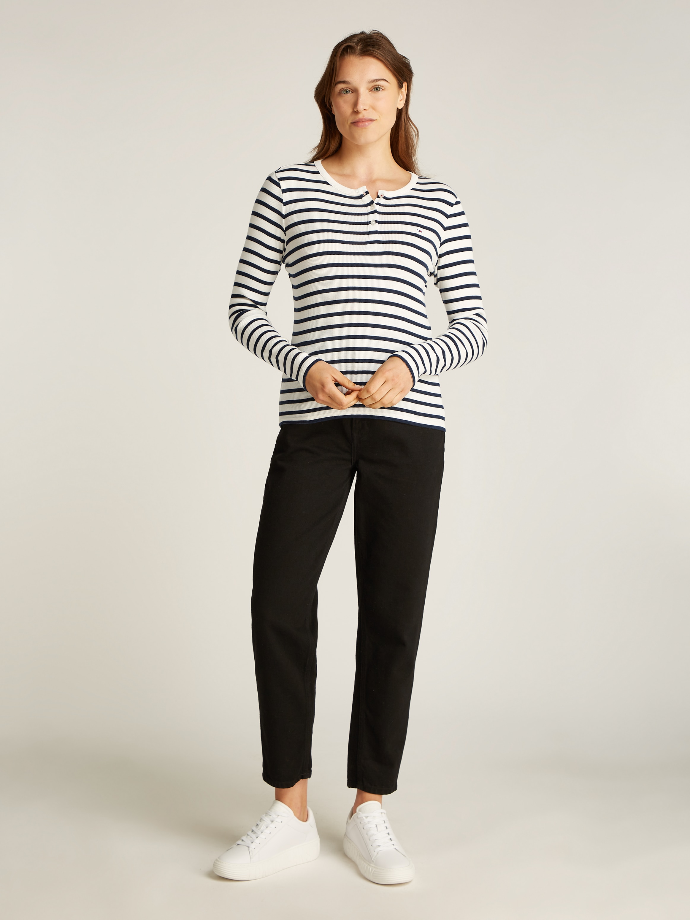 Tommy Jeans Langarmshirt »TJW SLM BUTTON RIB C-NECK LS EXT«, mit Logostickerei