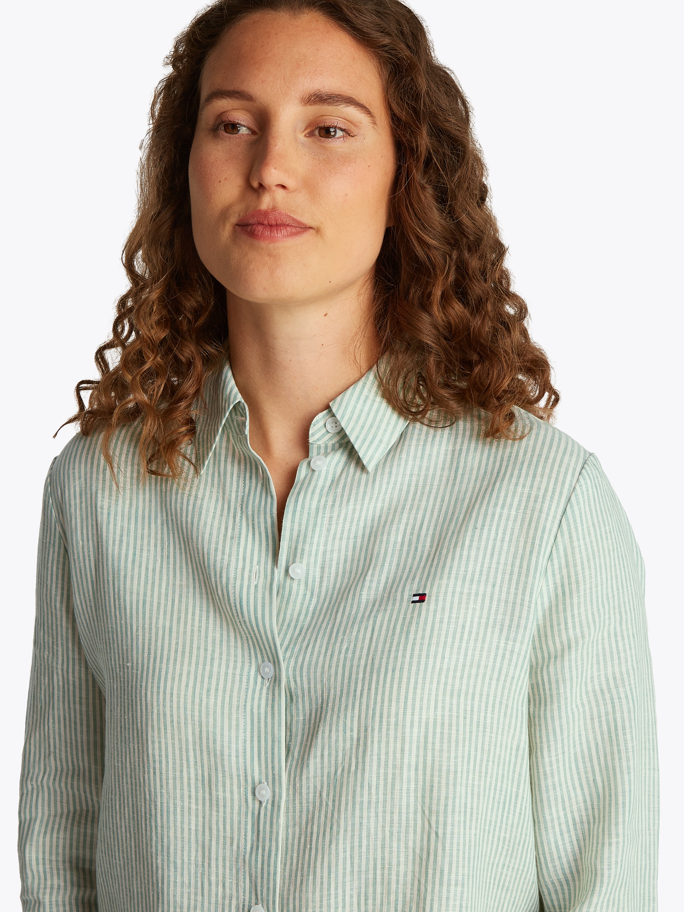Tommy Hilfiger Hemdbluse »ESS LINEN RELAXED SHIRT«, mit Logostickerei,kühlendes Premium Leinen