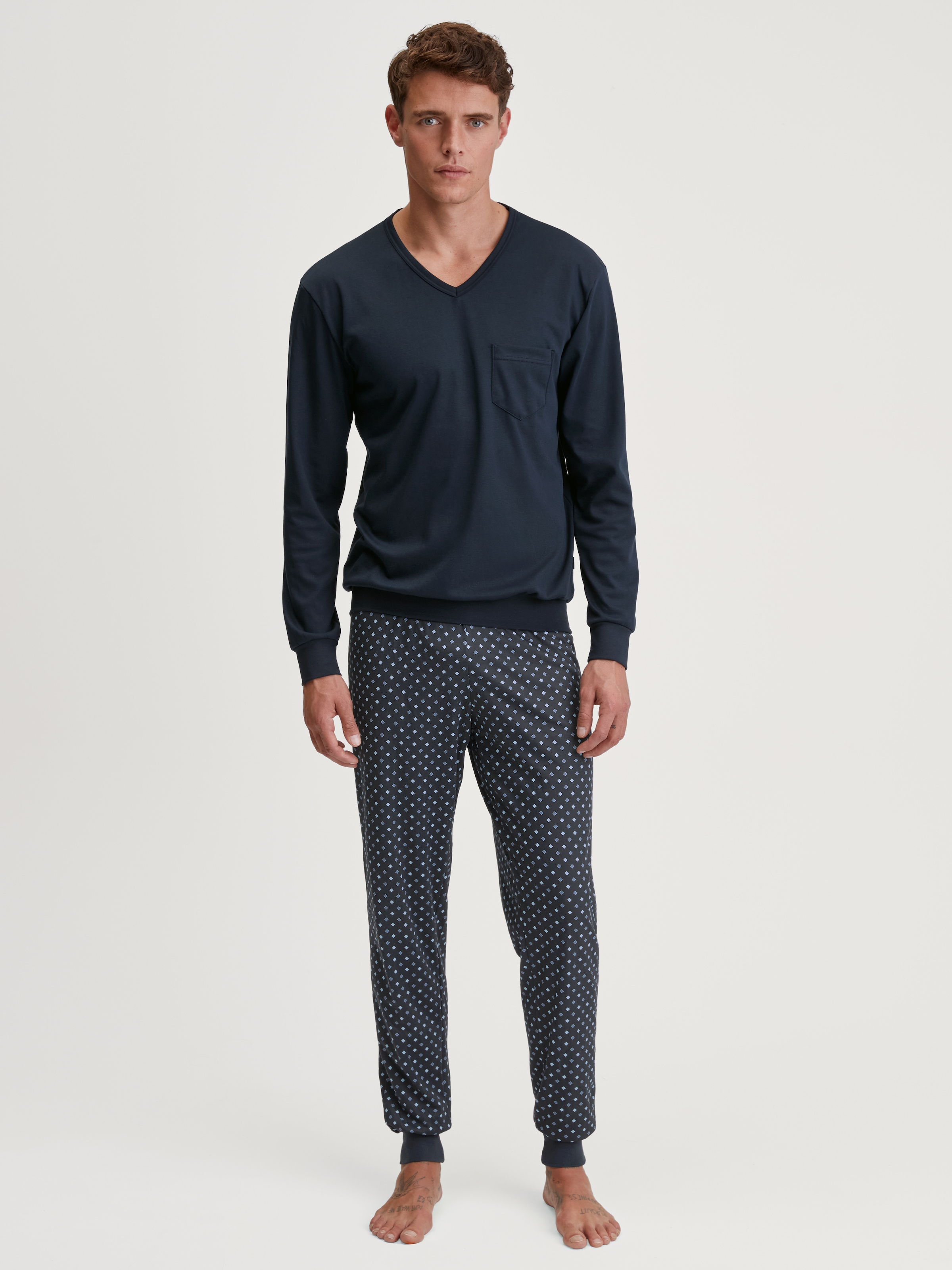 CALIDA Schlafanzug "Relax Streamline", (2 tlg.), mit V-Neck und Bündchen günstig online kaufen