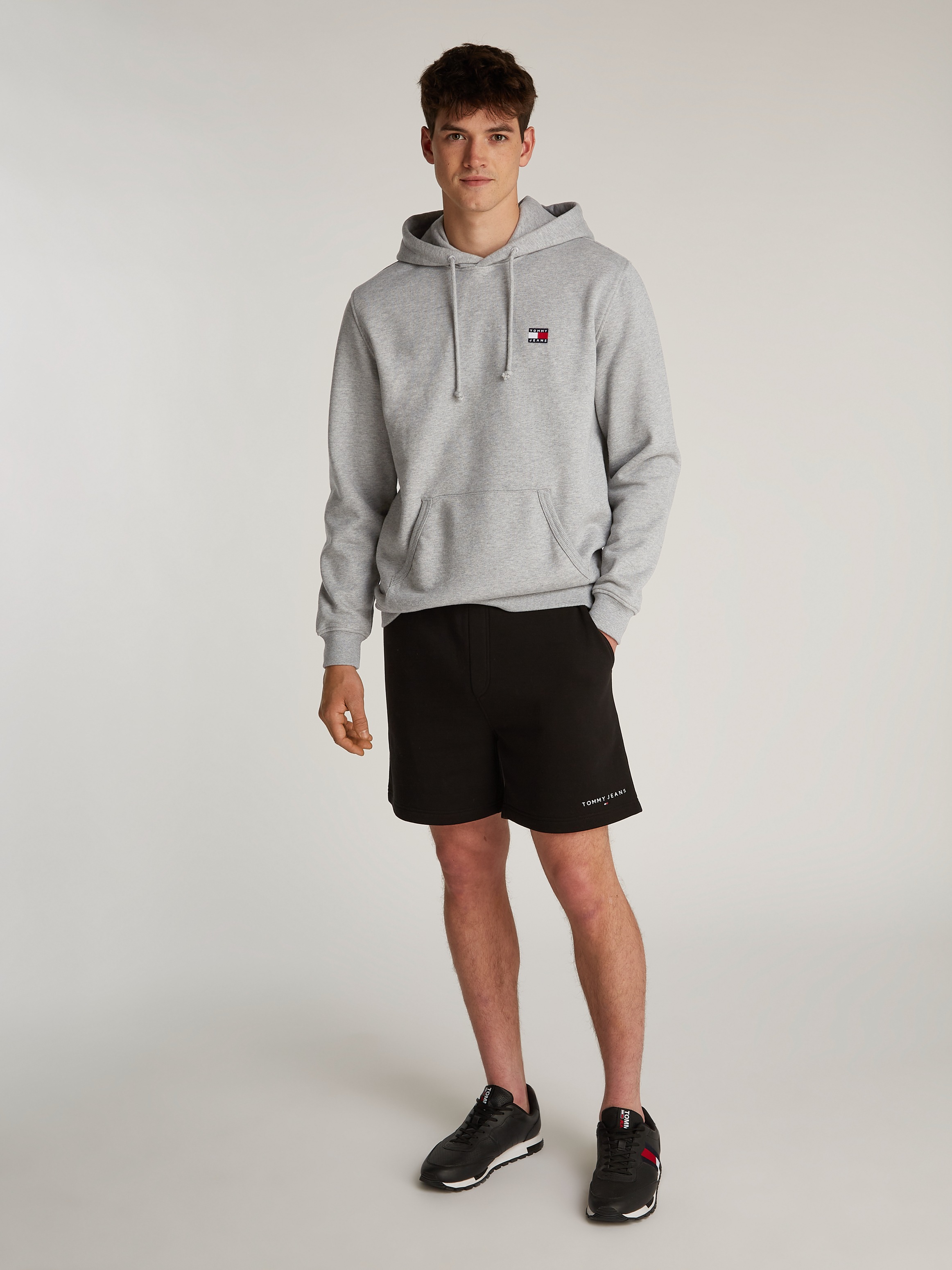 Tommy Jeans Hoodie »TJM REG BADGE HOODIE EXT«, Mit Rundhalsausschnitt