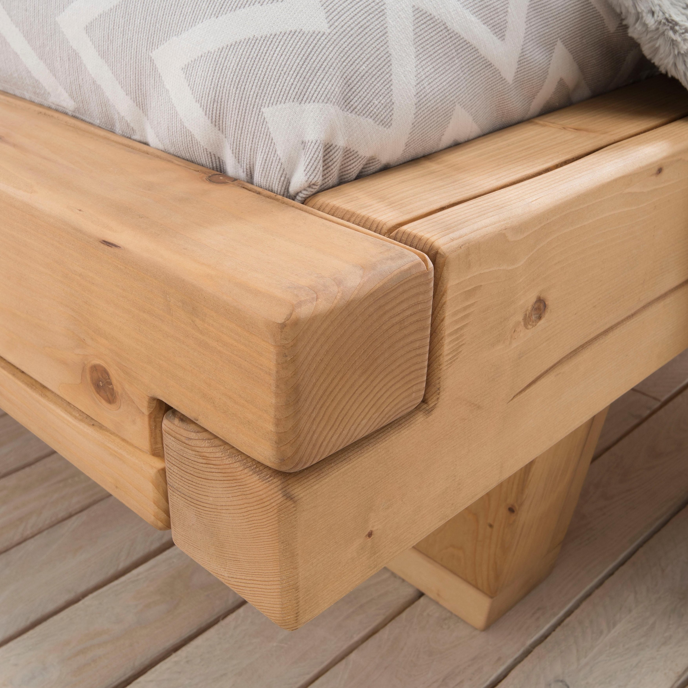 Home affaire Massivholzbett »Ultima Balkenbett Doppelbett, Füße mit Kufenform«, FSC®-zertifizierte Wildeiche oder Fichte, viele Breiten zur Auswahl