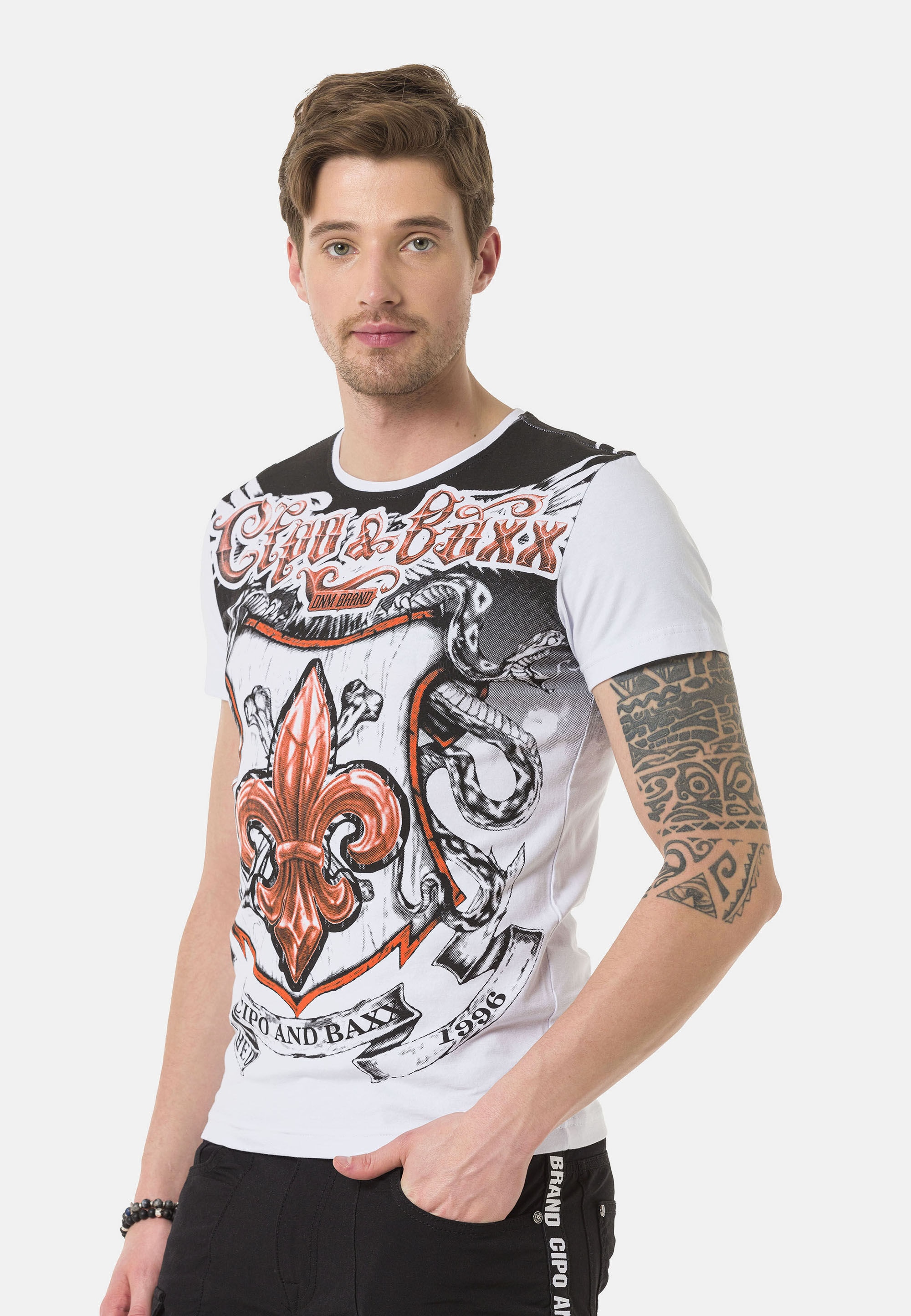 Cipo & Baxx T-Shirt »T-Shirt« mit rockigen Wappen- und Flügelprints