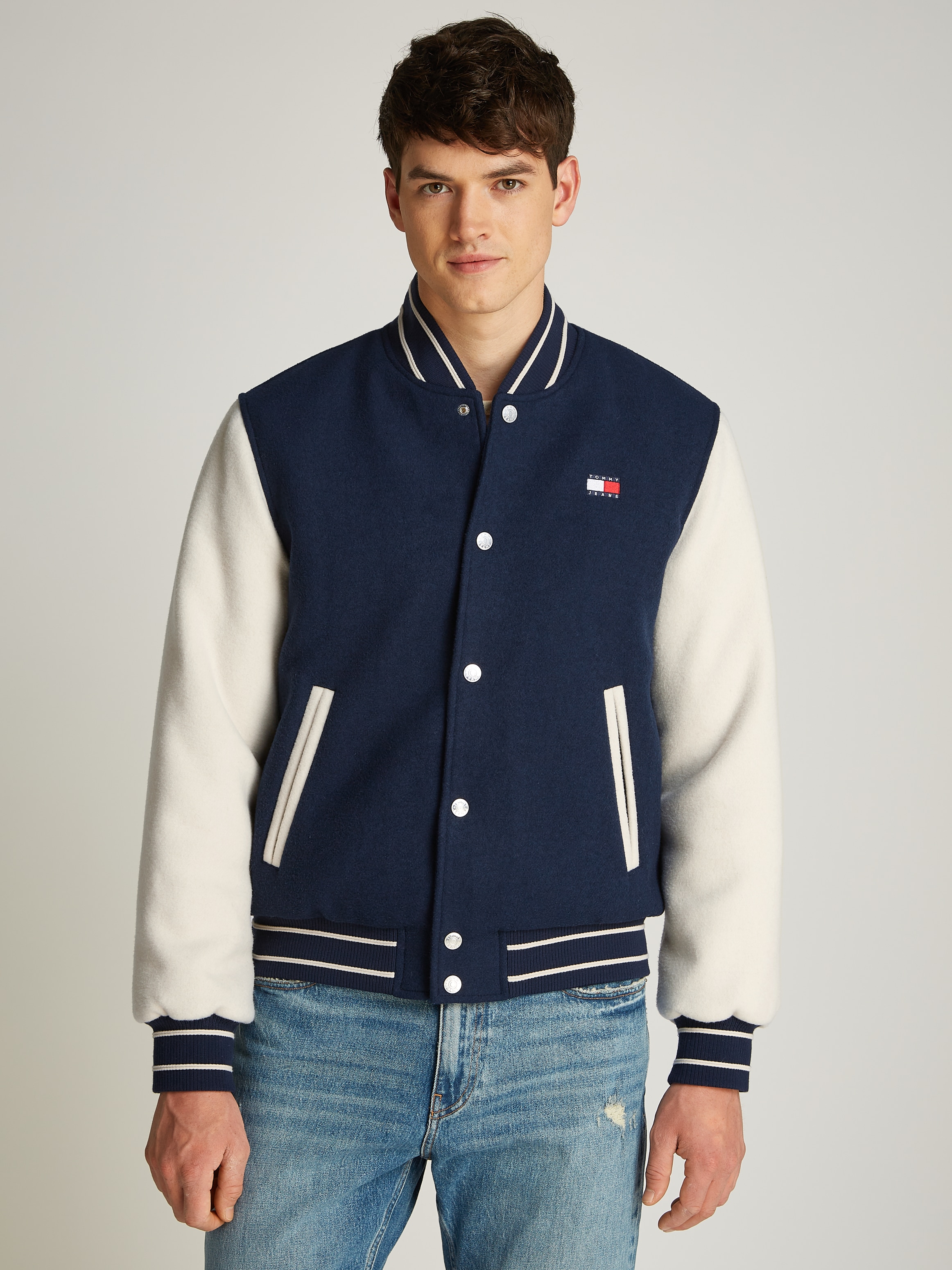 Tommy Jeans Bomberjacke "TJM WOOL BLEND VARSITY JKT EXT", mit Colorblock-Design, Logostickerei