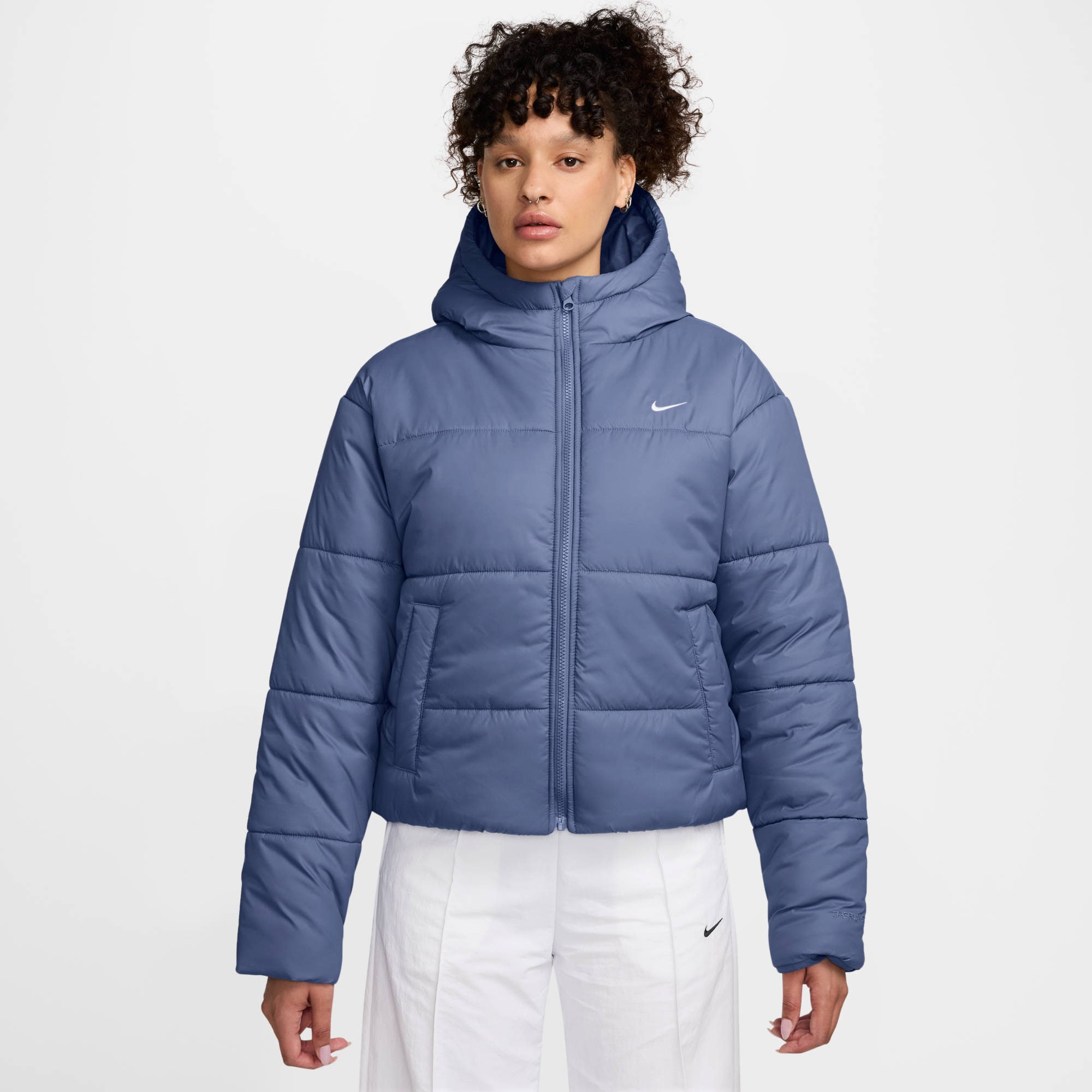 NIKE SPORTSWEAR Damen Outdoorjacke "W NSW TF SYNFL NK CLSC PFR"world indigo, weiß, Gr. M, Obermaterial: 100% Polyester, Jacken, wasserabweisendes