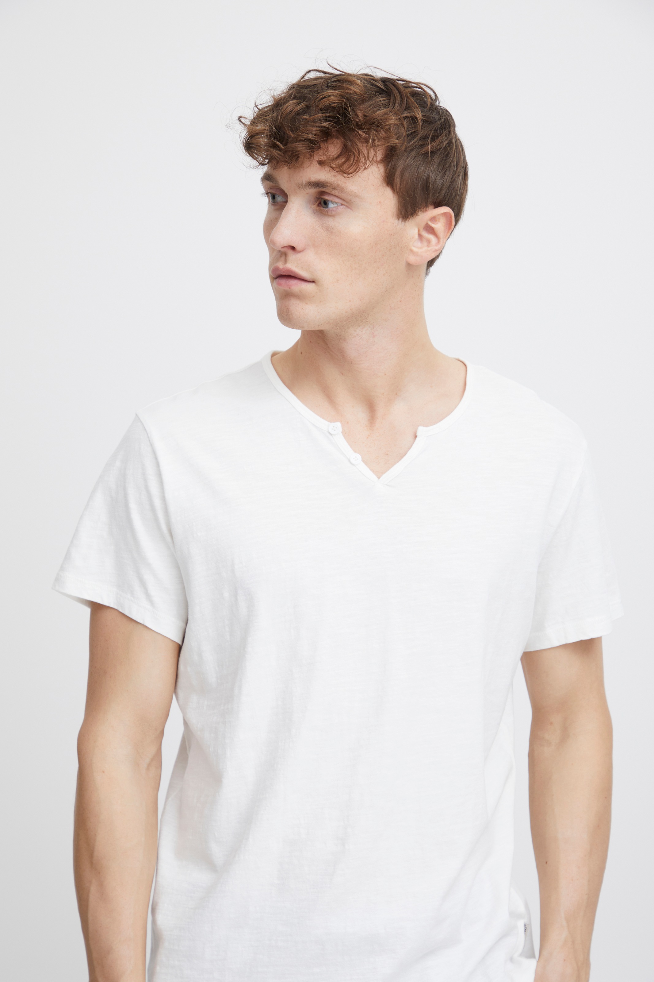 Thumbnail - Blend T-Shirt "BHAshton split neck tee" mit Deko-Knopfdetail am Ausschnitt